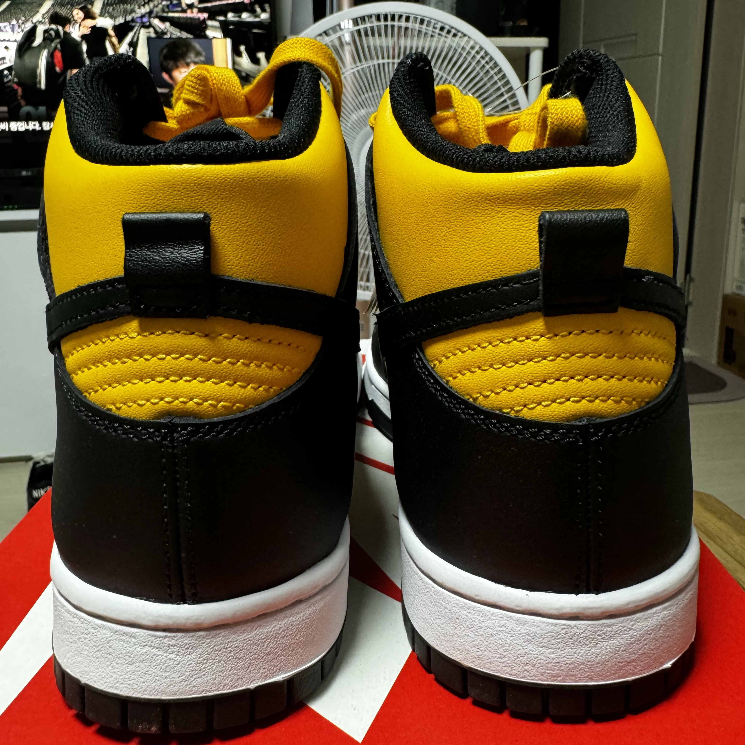Nike Dunk High Retro University Gold and Black 착용 스타일 - 5
