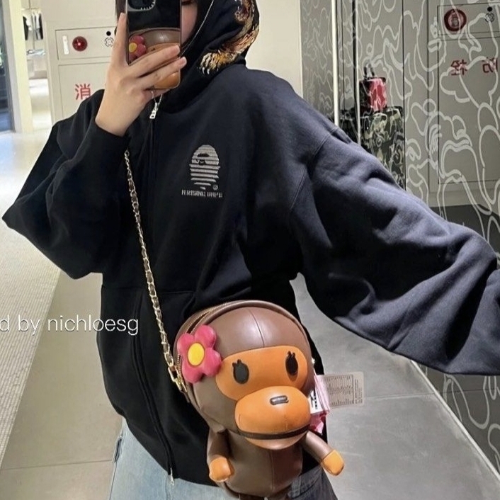 (W) BAPE Baby Lisa Plush Doll Chain Shoulder Bag Brown 착용 스타일