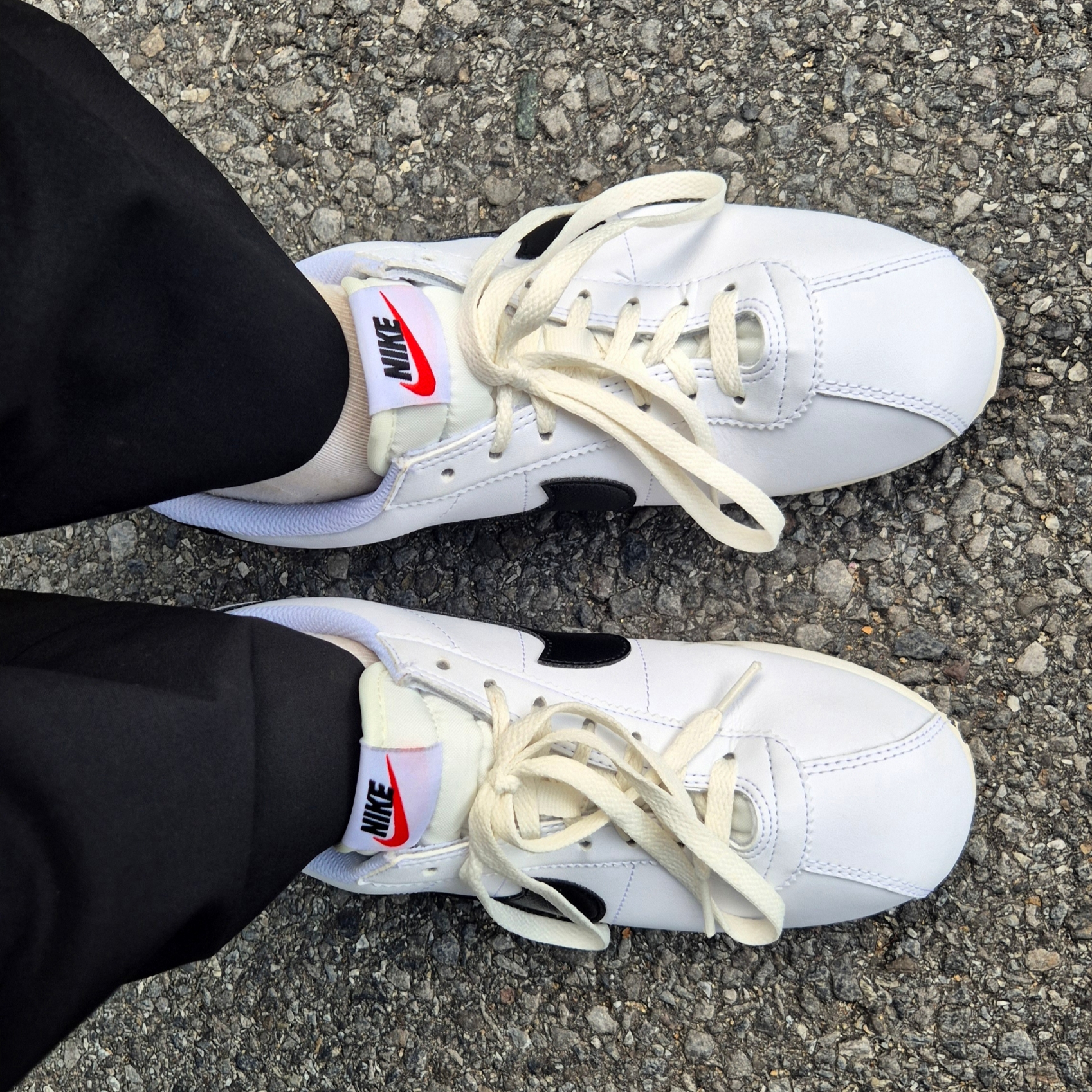 Nike Cortez White and Black 착용 스타일 - 2