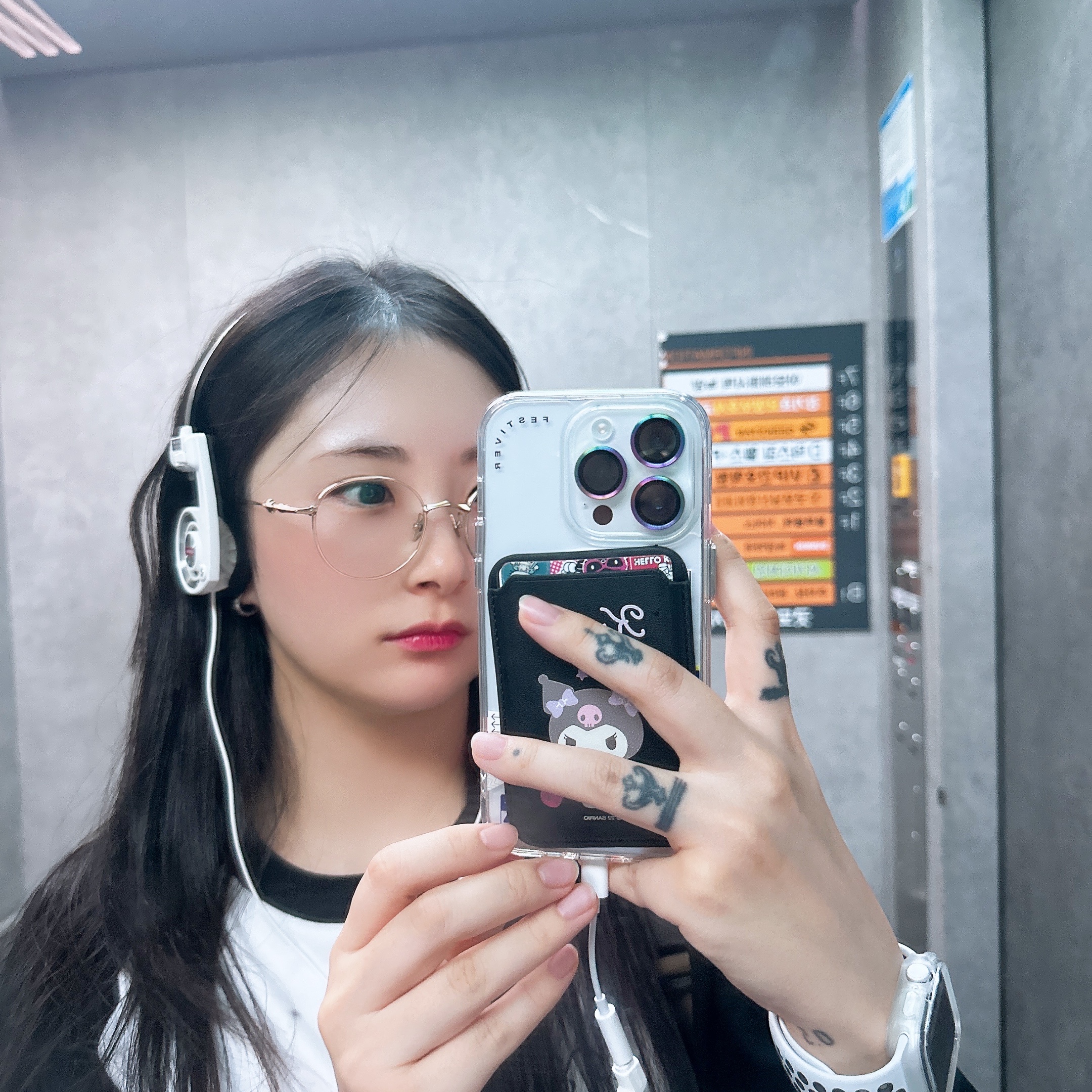Supreme x Koss Portapro Headphones White - 23FW, Gentle Monster Ep 031 Gold 착용 스타일 - 2