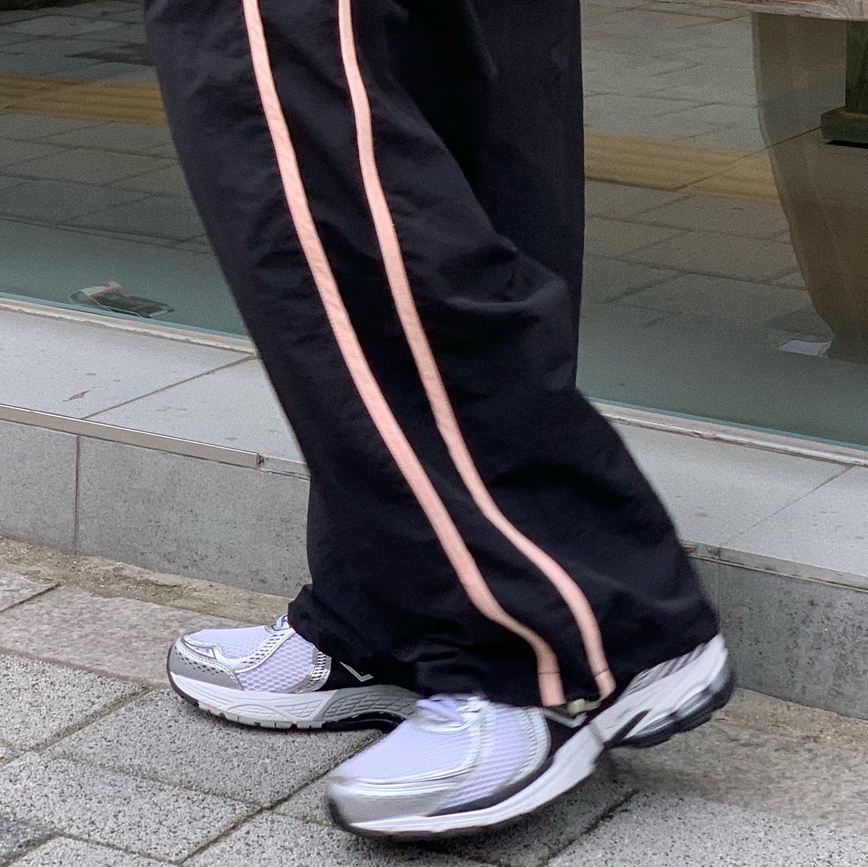 New Balance 860v2 White Black 착용 스타일 - 2