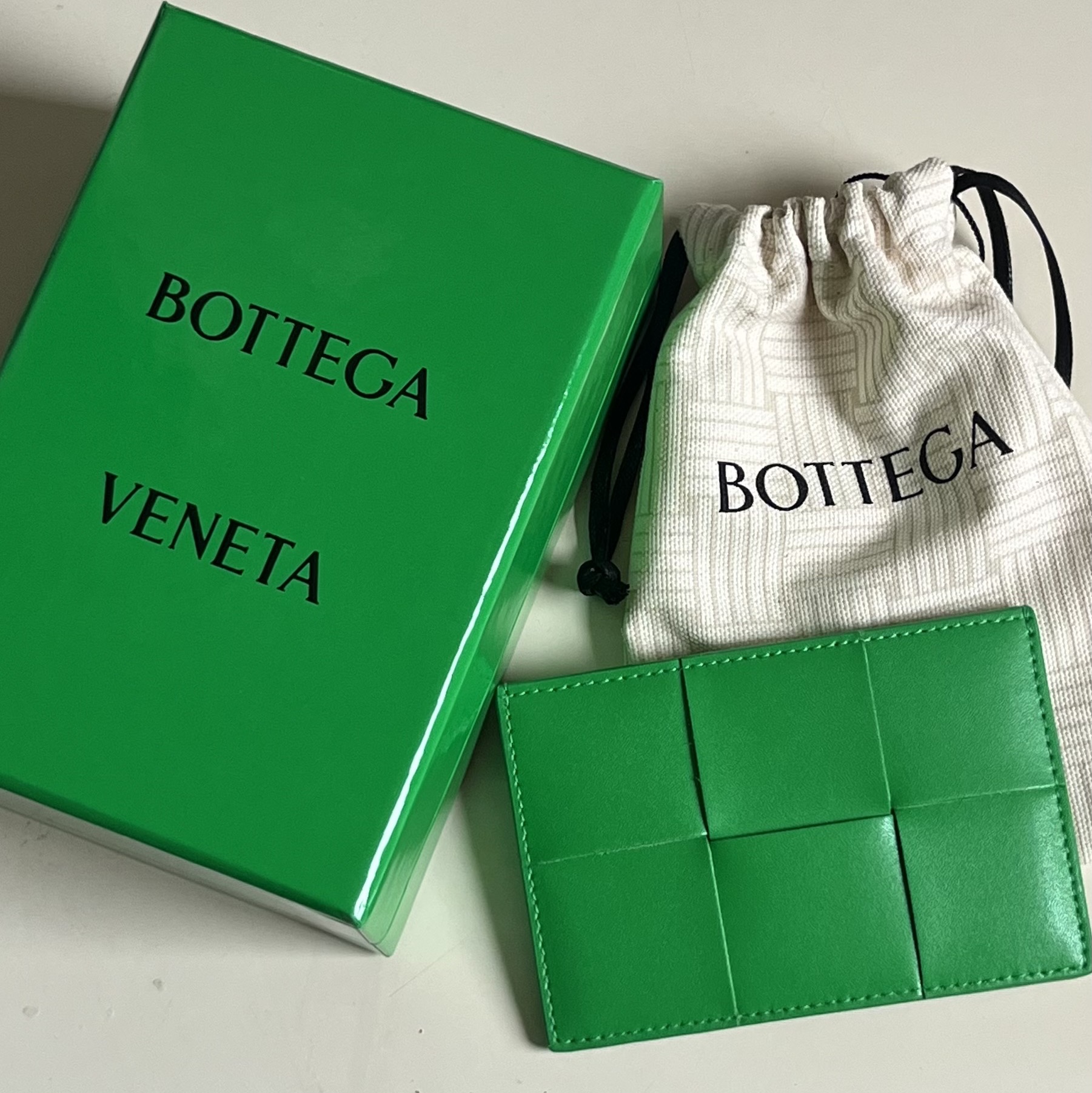 Bottega Veneta Credit Card Case Calfskin Parakeet 착용 스타일
