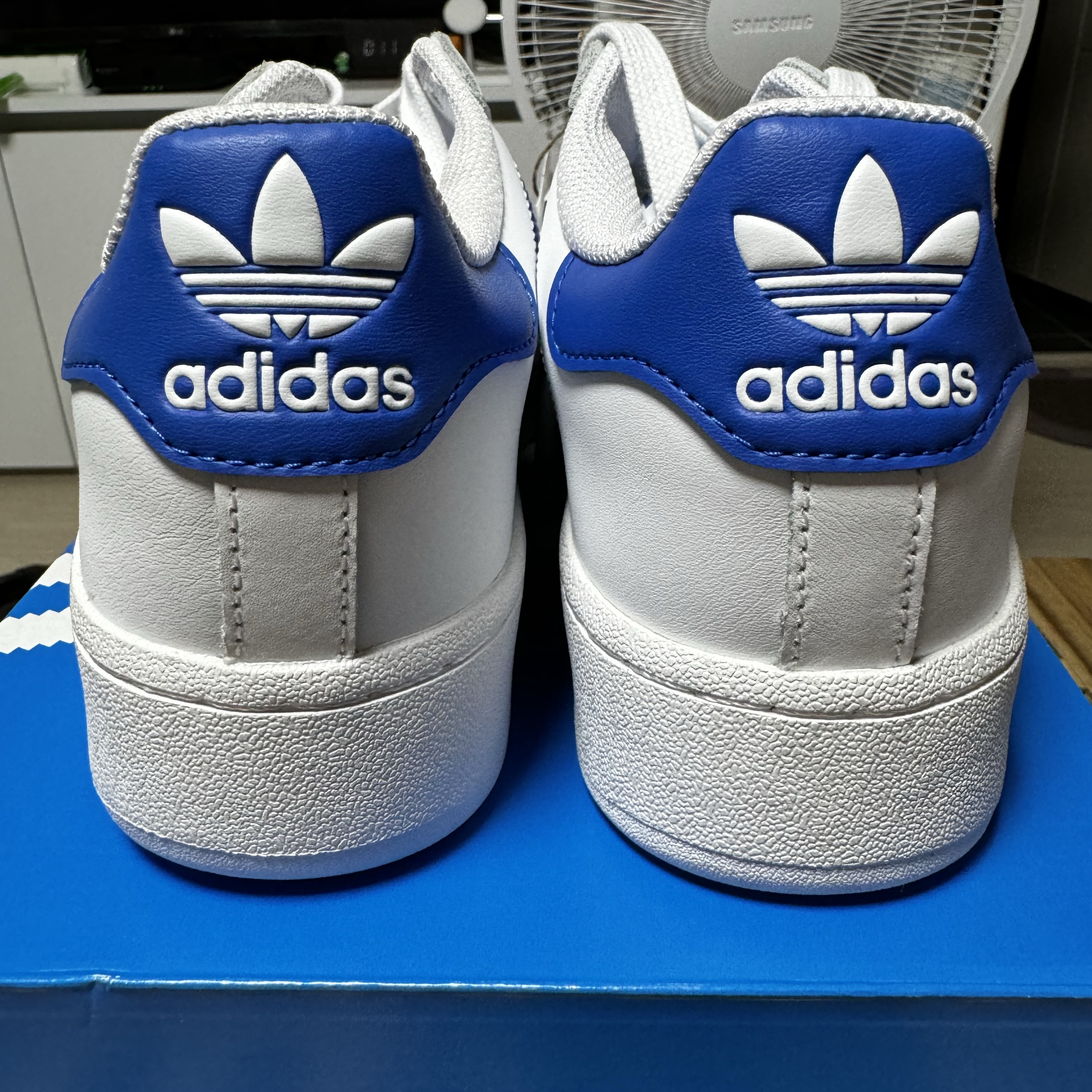 Adidas Superstar XLG Cloud White Blue 착용 스타일 - 5