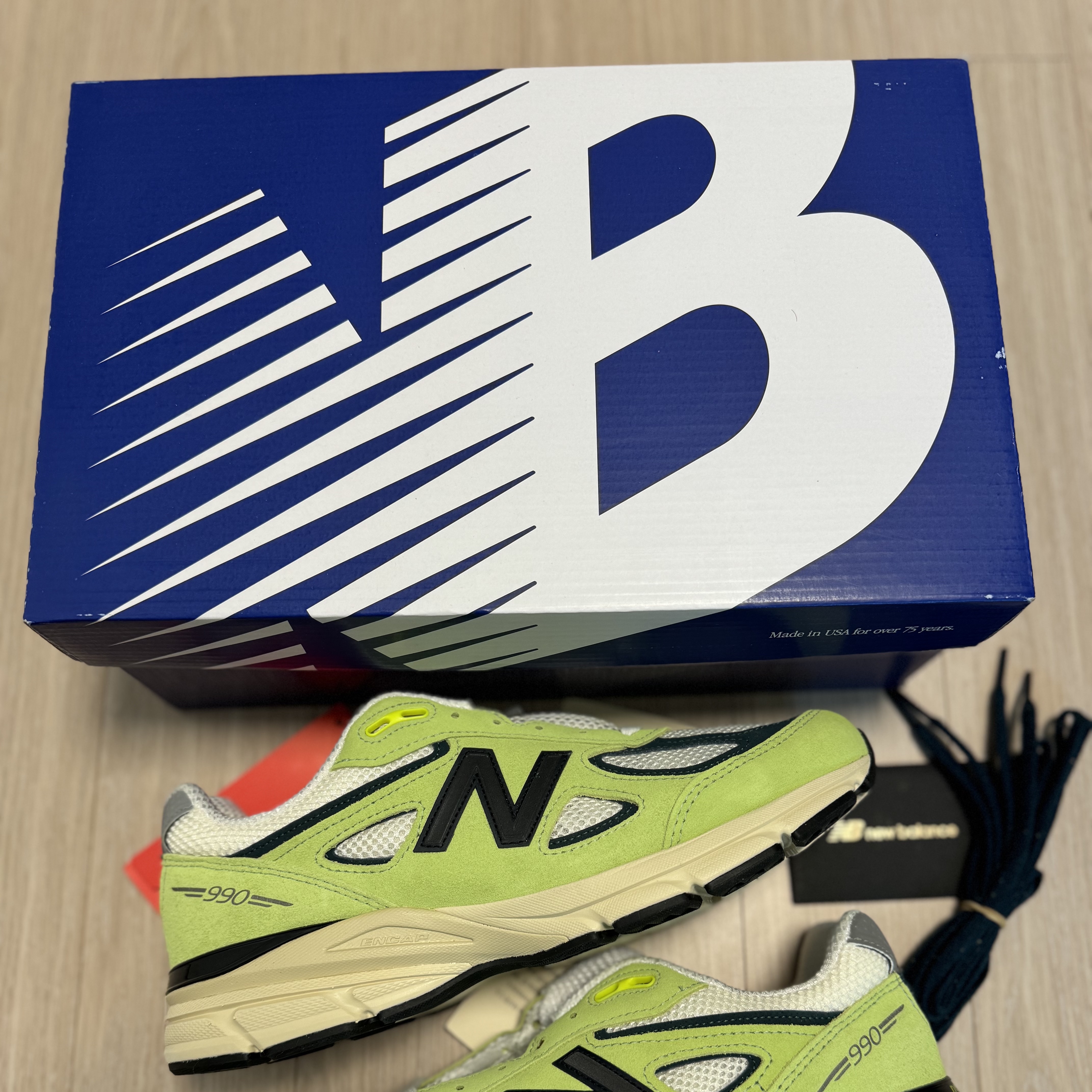 New Balance 990v4 Made in USA Hi-Lite Deep Ocean 착용 스타일 - 2
