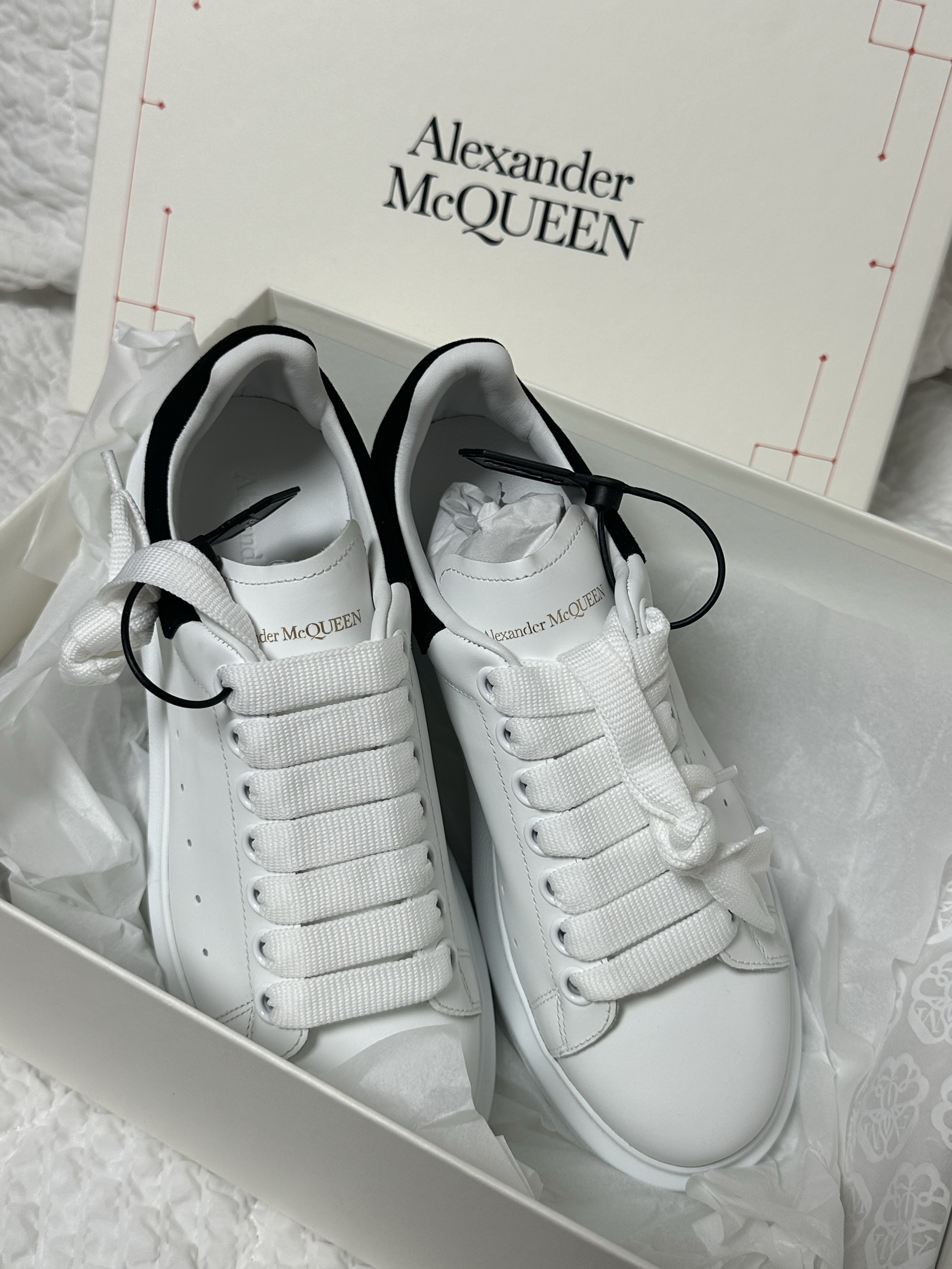 (W) Alexander McQueen Oversized Sneakers White Black 착용 스타일