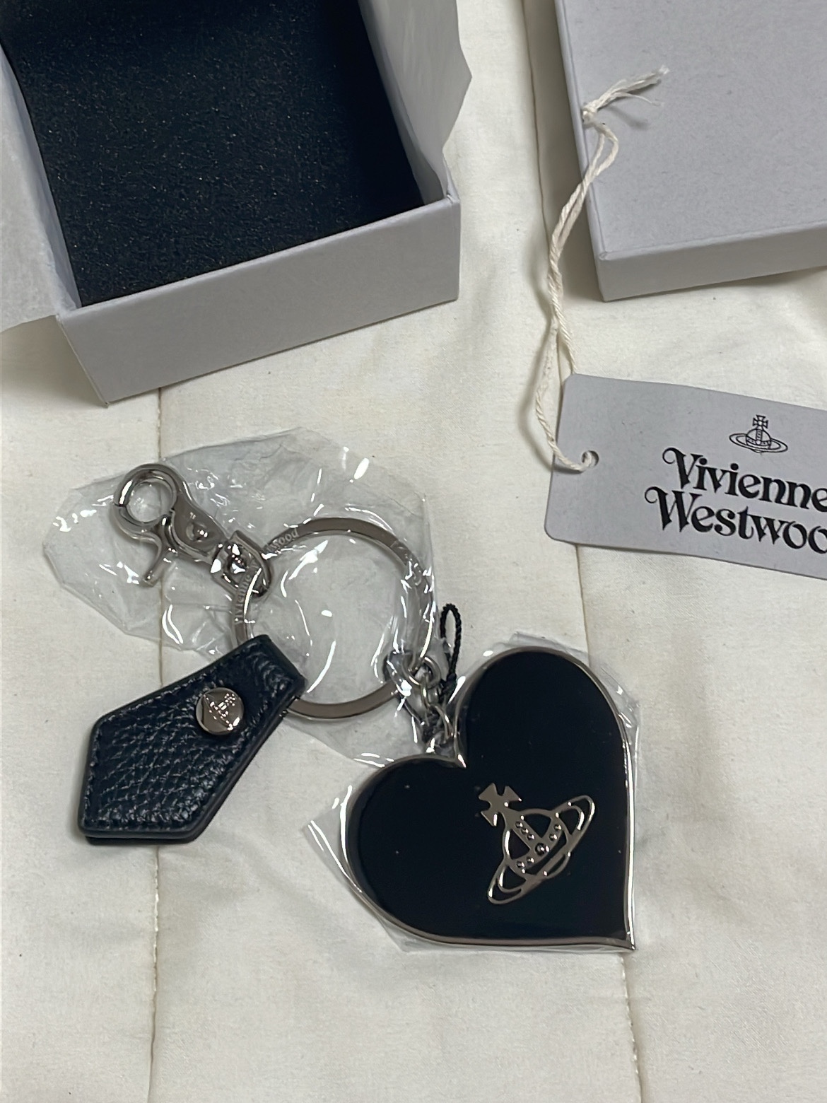 Vivienne Westwood Re-Vegan Grain Mirror Heart Orb Keyring Black 착용 스타일