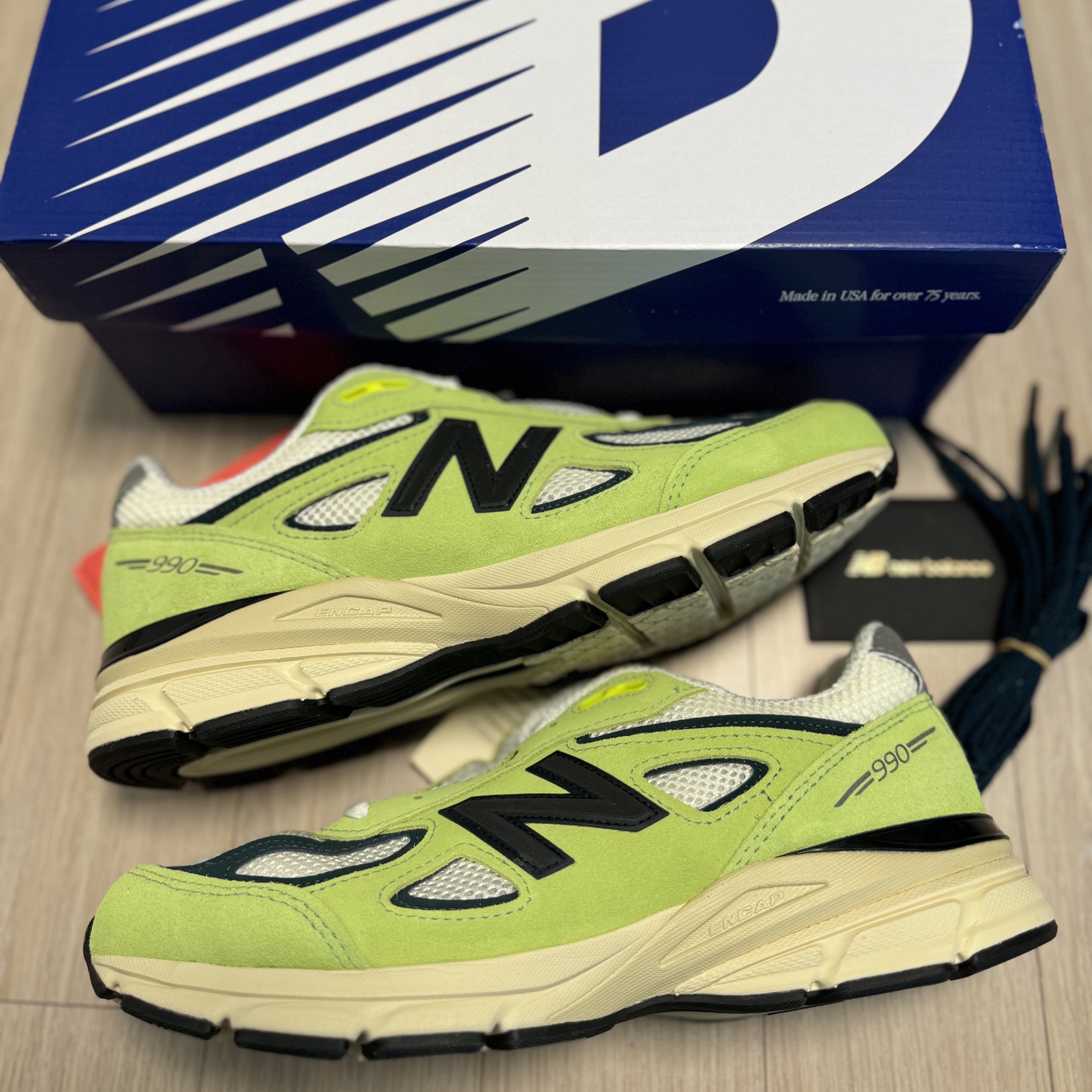 New Balance 990v4 Made in USA Hi-Lite Deep Ocean 착용 스타일 - 1