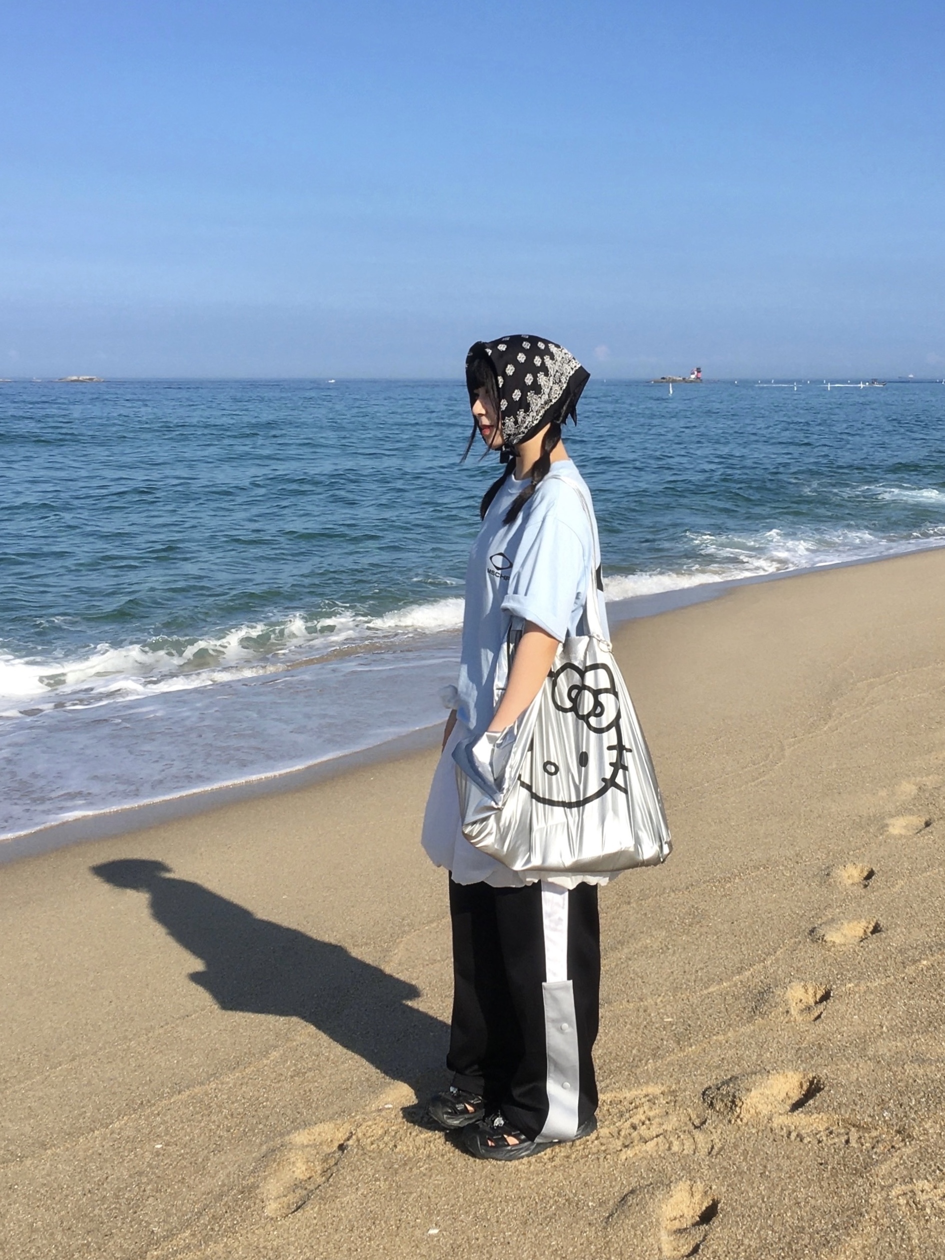 Open Yy x Hello Kitty Shopper Tote Bag Silver, Hoka Hopara Black Castle Rock 착용 스타일 - 1