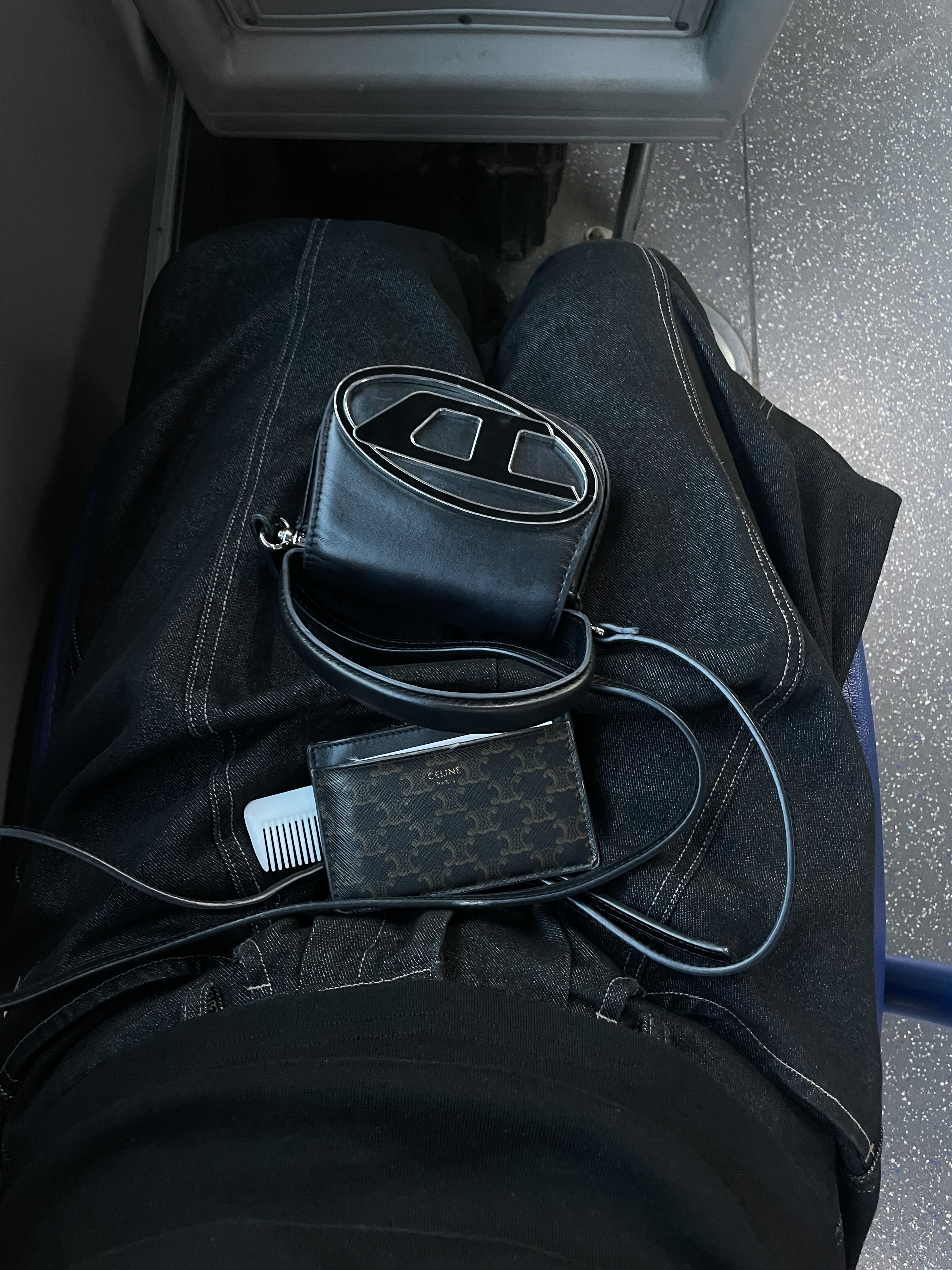 Diesel 1DR Shoulder Bag in Nappa Leather Black 착용 스타일