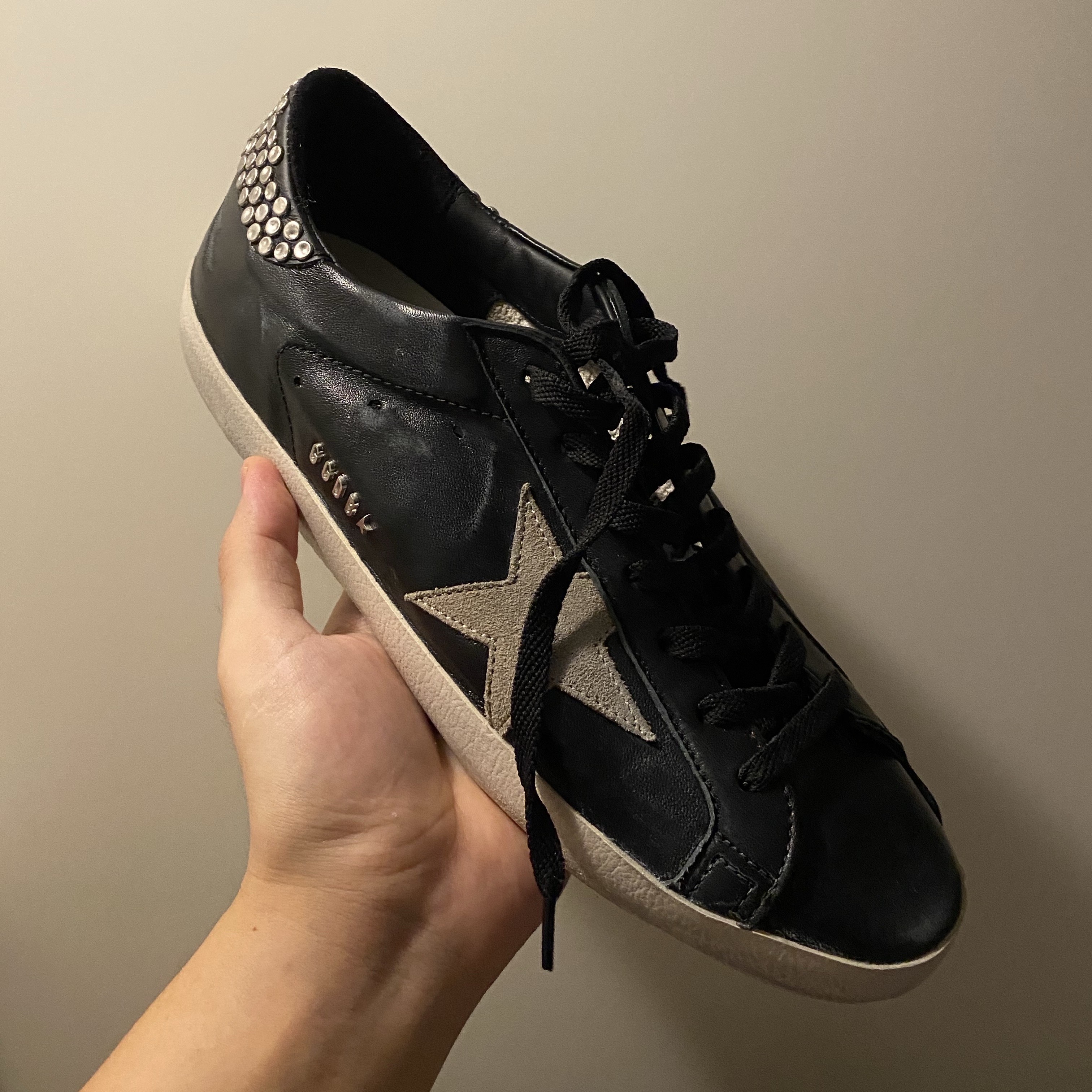 Golden Goose Superstar Black Taupe Silver Heel Tab Sneakers 착용 스타일 - 1
