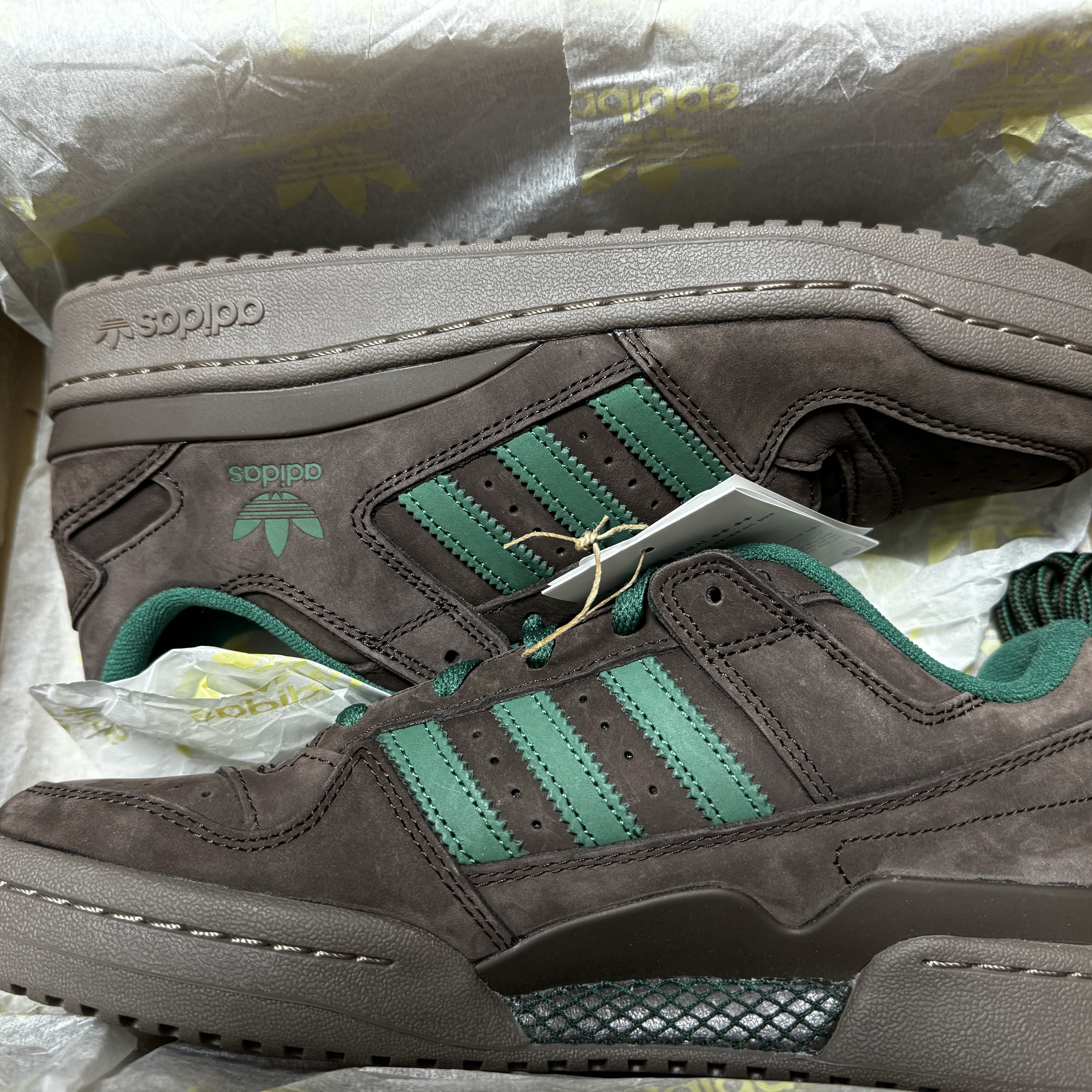 Adidas Forum Low CL Dark Brown Dark Green 착용 스타일 - 2