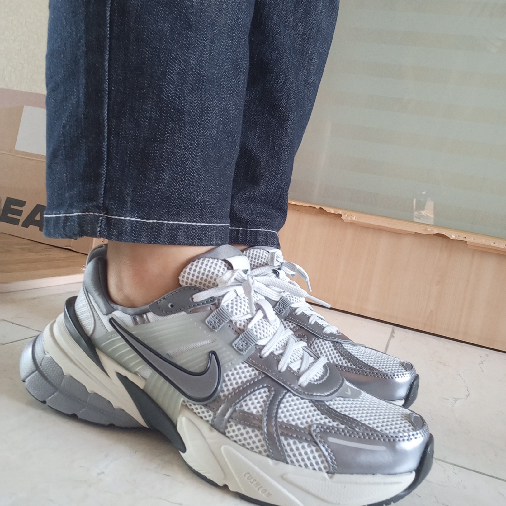 Nike V2K Run Pure Platinum Wolf Grey 착용 스타일