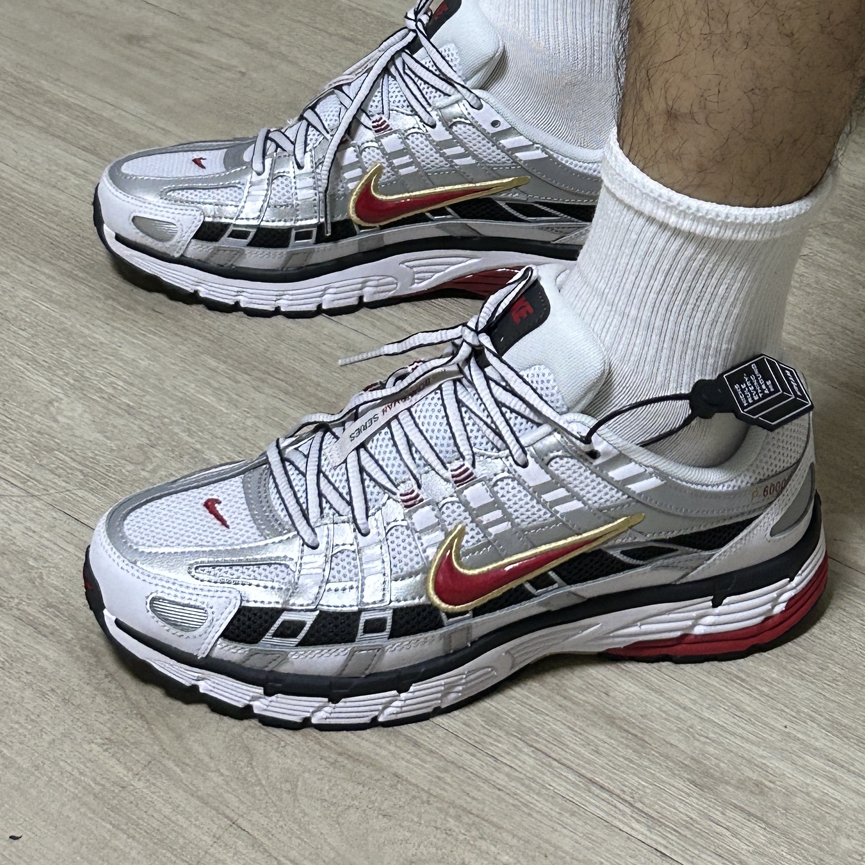 (W) Nike P-6000 Metallic Silver Red 착용 스타일 - 2