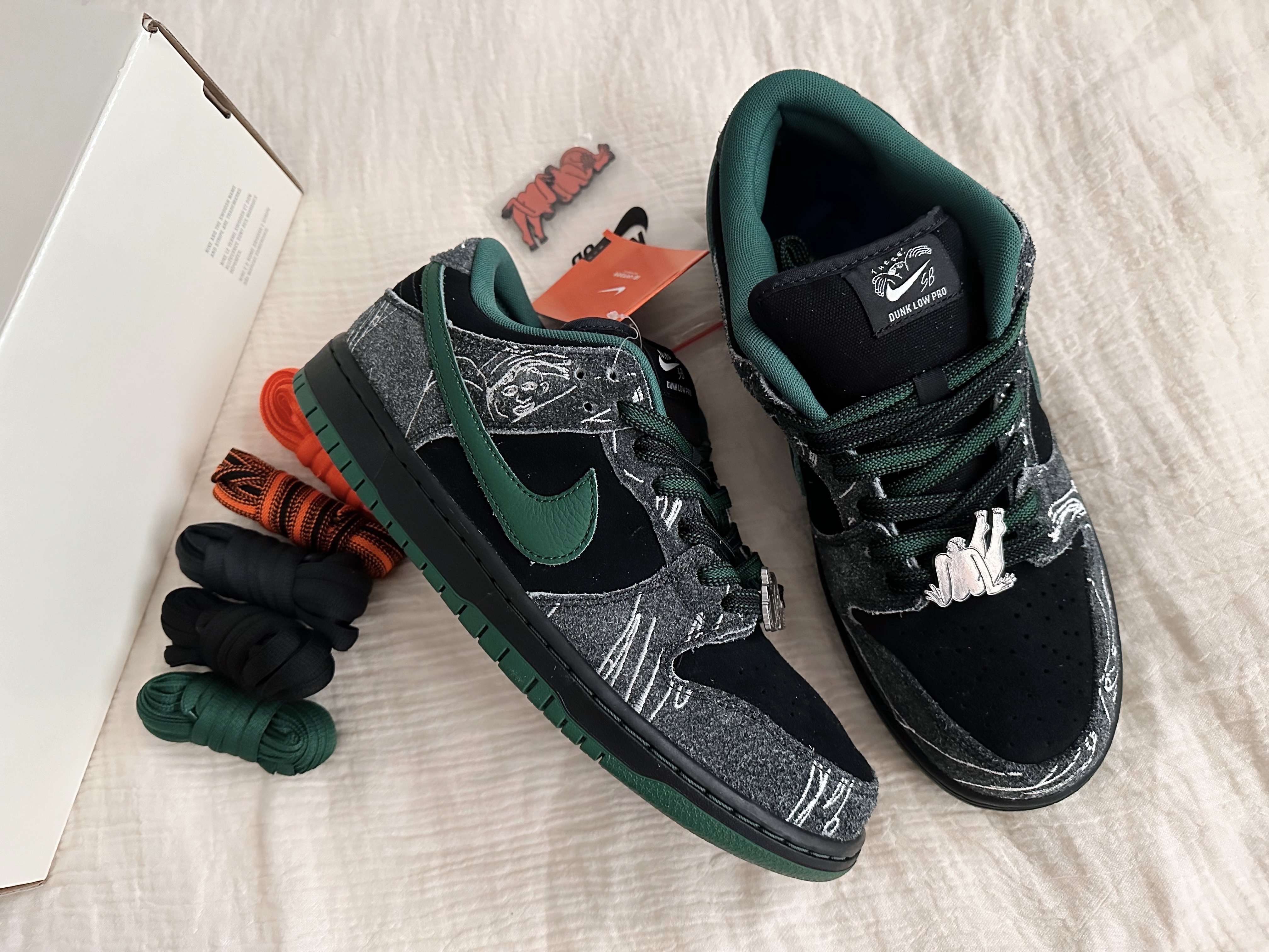 Nike x There SB Dunk Low Pro Anthracite and Gorge Green 착용 스타일 - 2