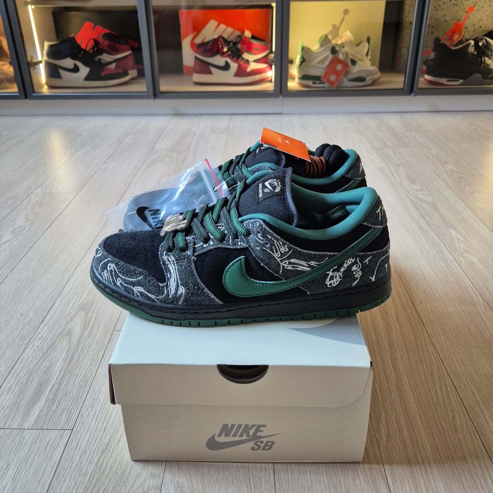 Nike x There SB Dunk Low Pro Anthracite and Gorge Green 착용 스타일 - 5