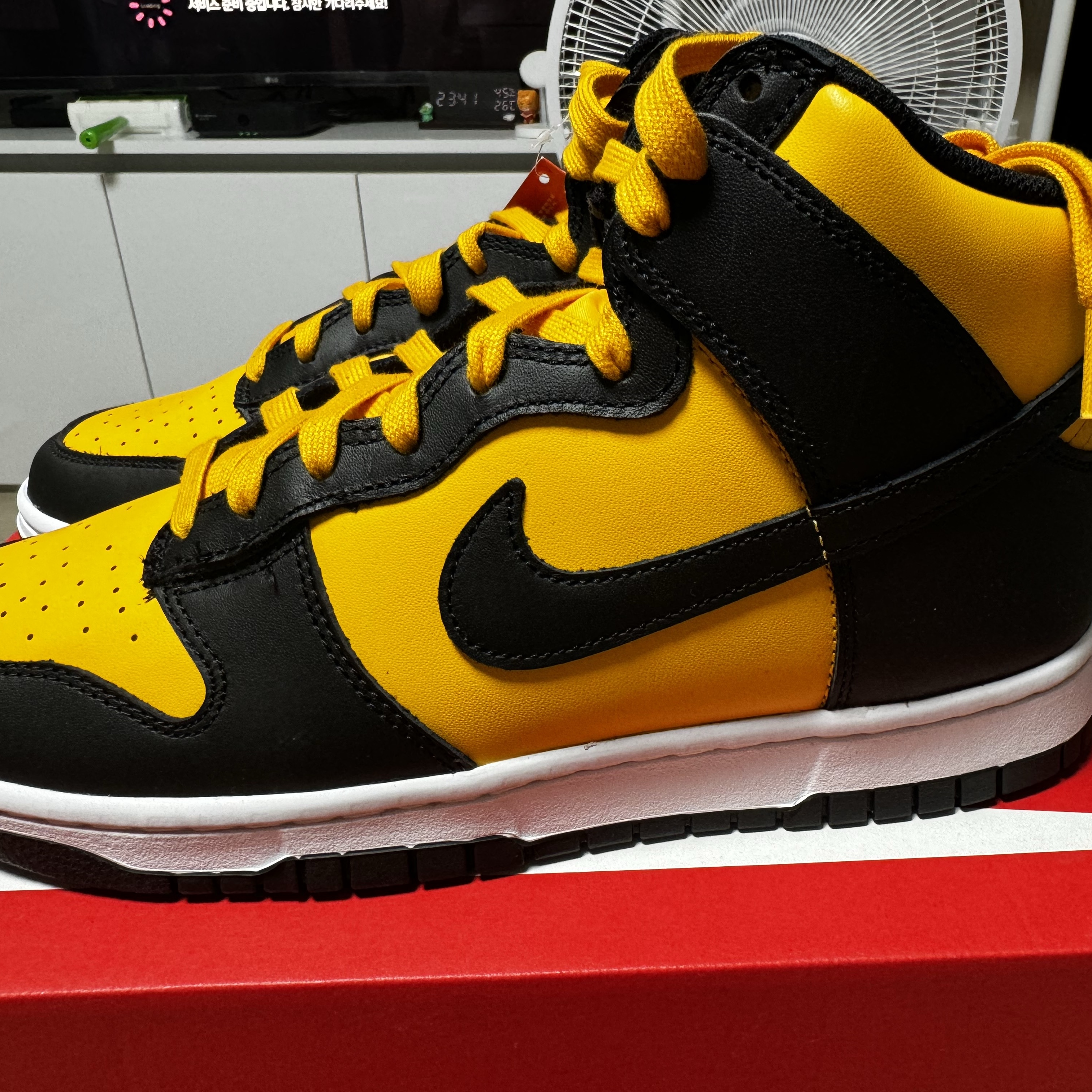 Nike Dunk High Retro University Gold and Black 착용 스타일 - 1