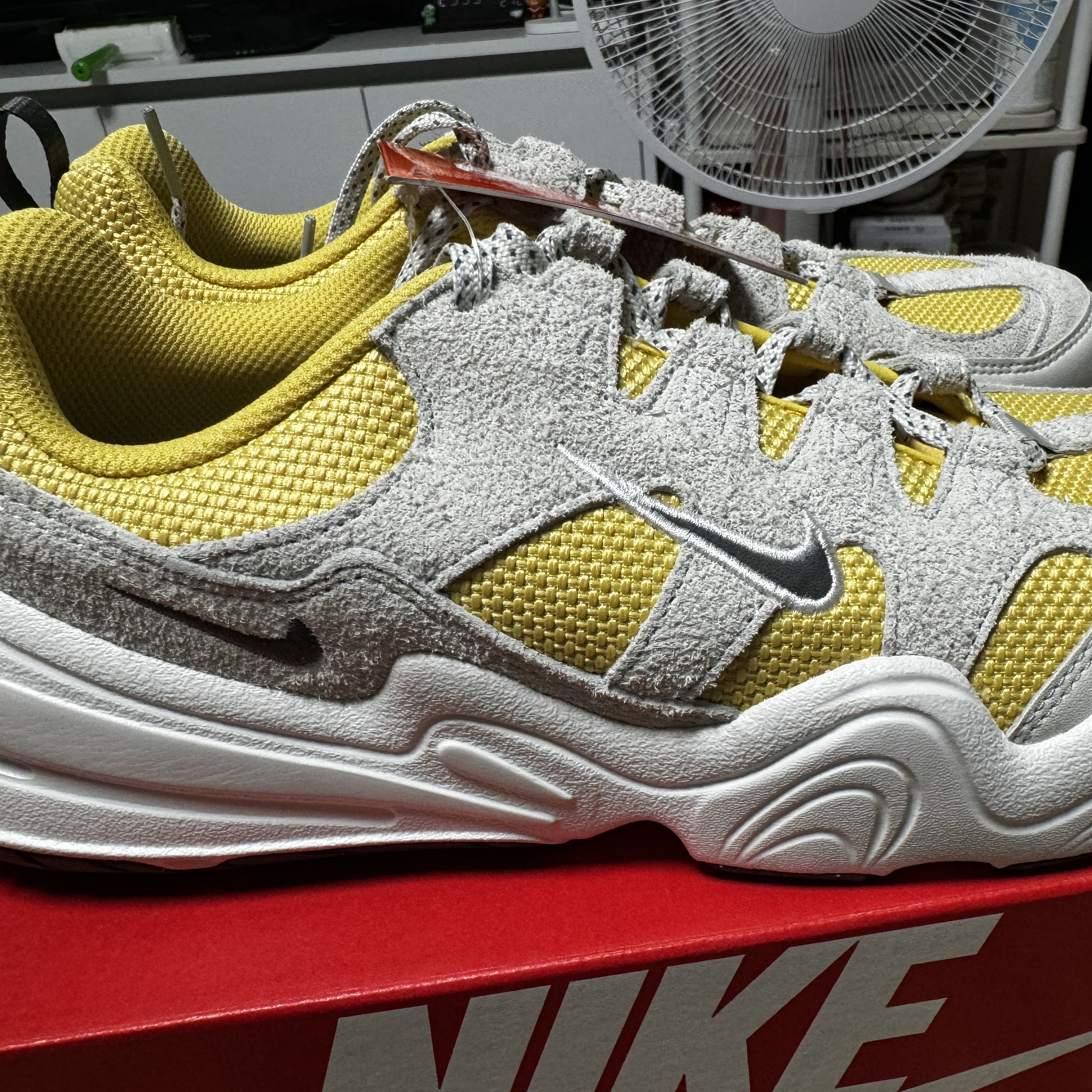 Nike Tech Hera Saturn Gold Light Bone 착용 스타일 - 3