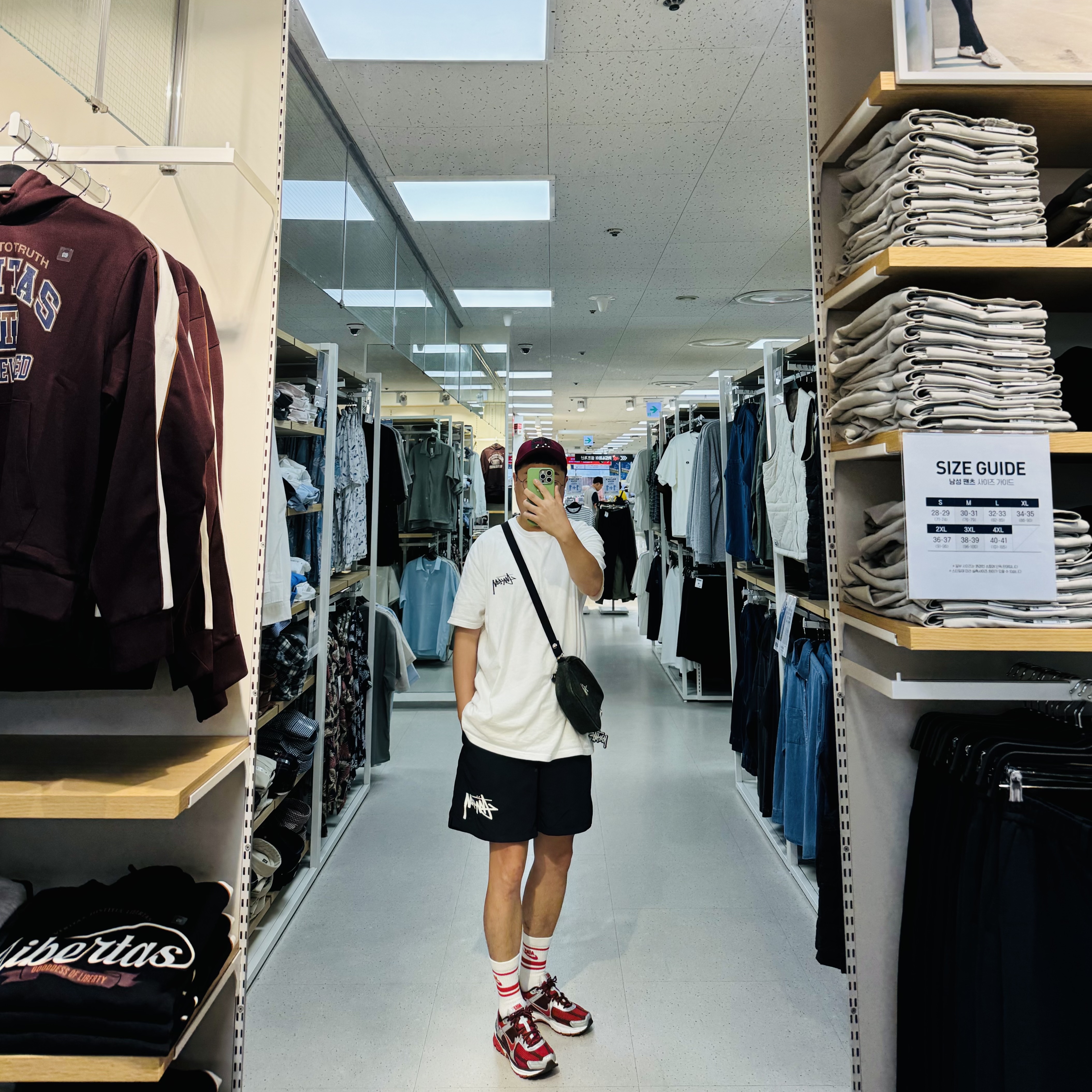 Stussy Low Profile Stock Dice Snapback Maroon, Stussy Diced Out T-Shirt White 착용 스타일 - 1