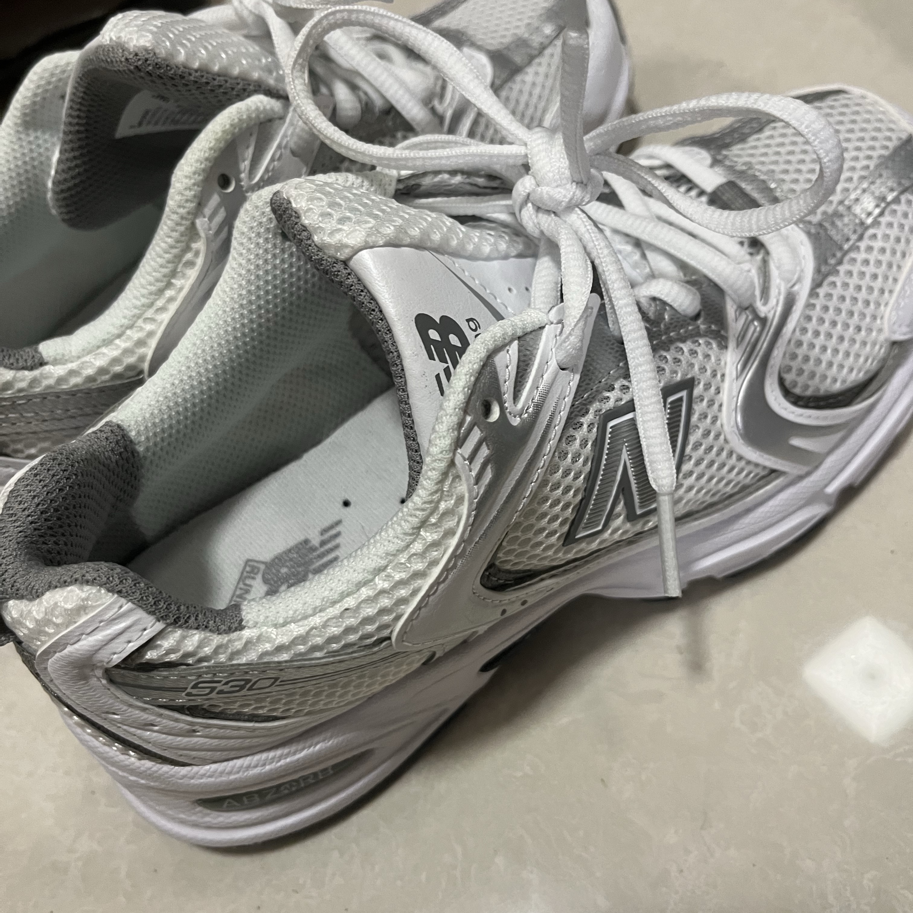 New Balance 530 White Silver 착용 스타일 - 2