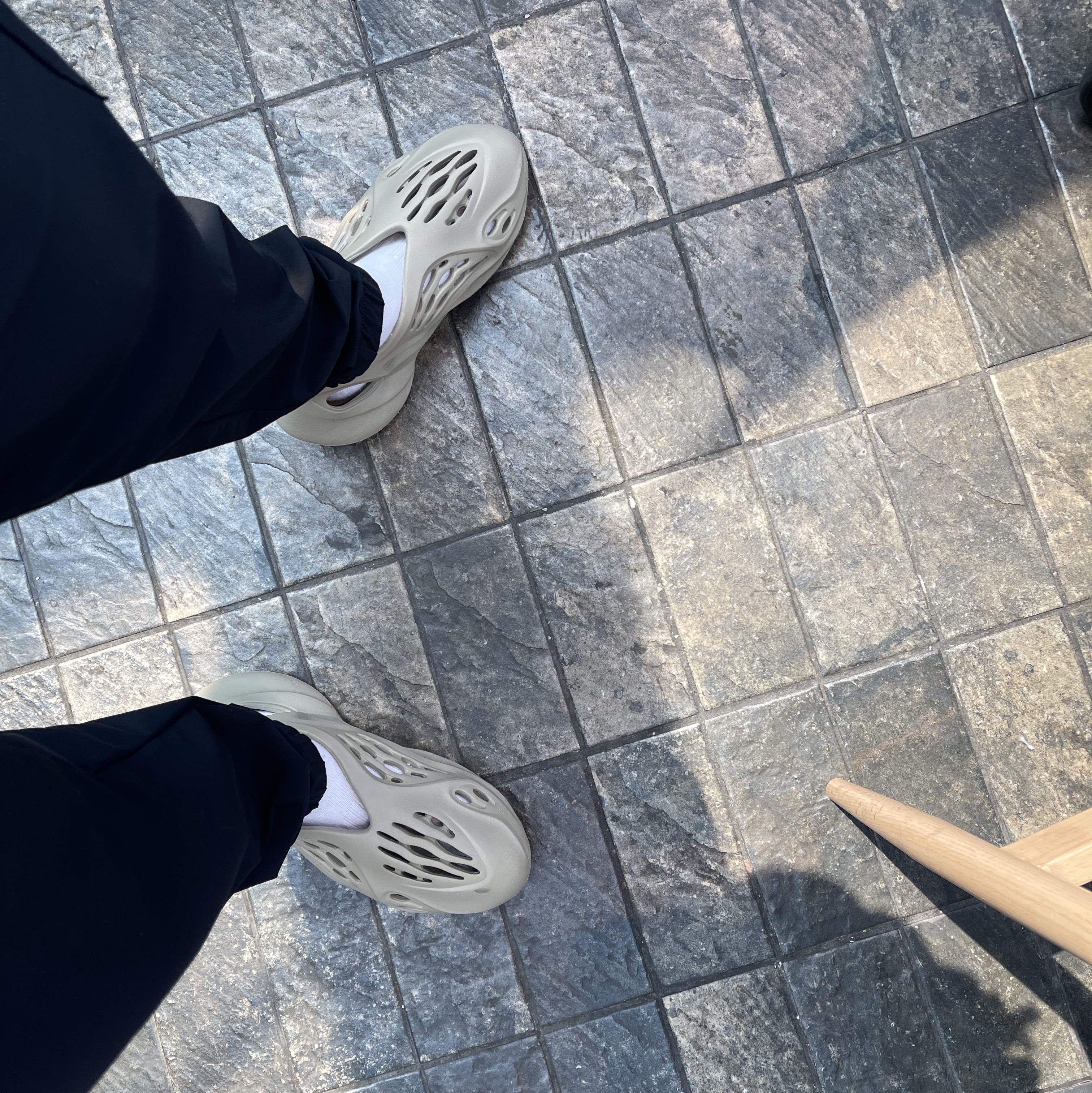 Adidas Yeezy Foam RNNR Stone Salt 착용 스타일