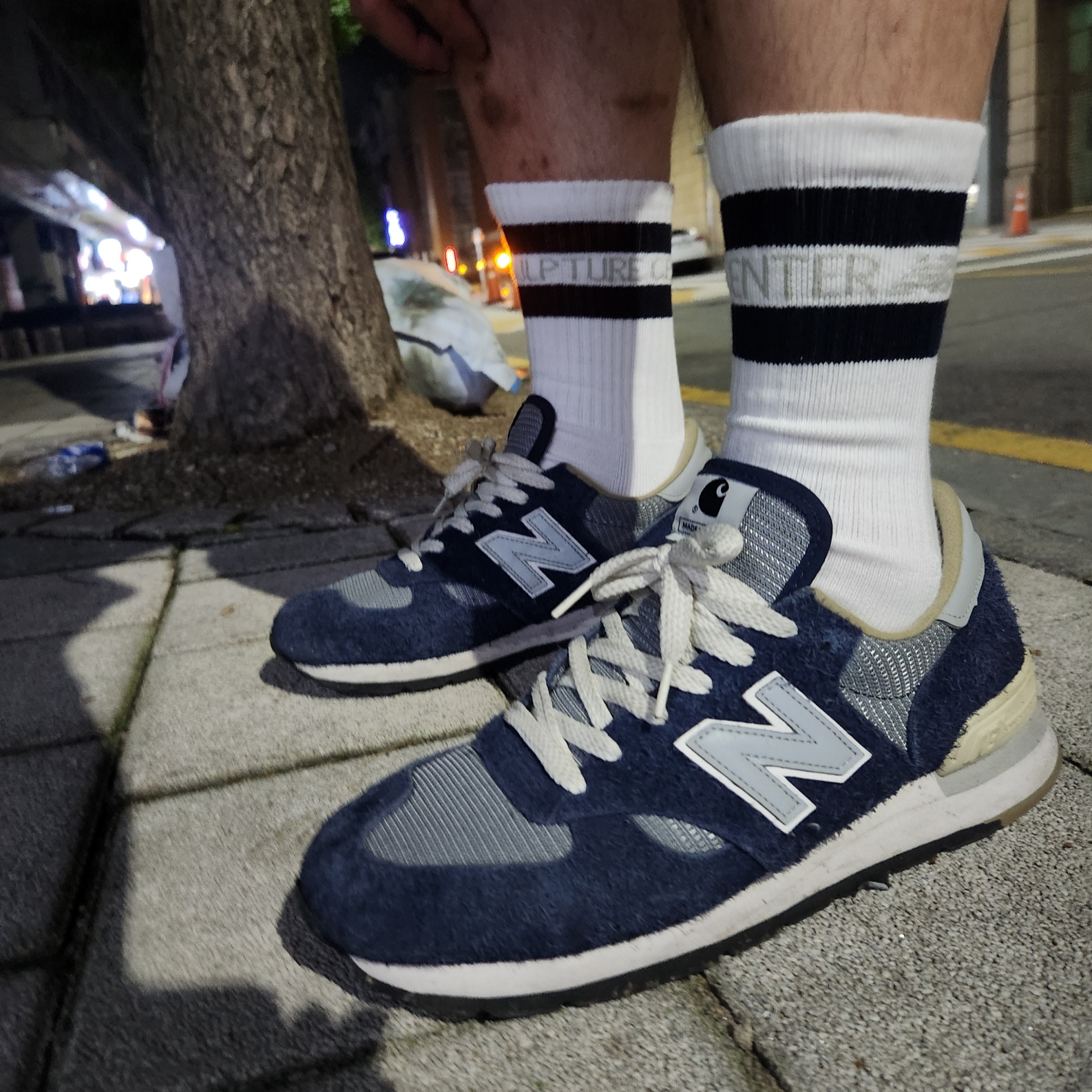 New Balance x Carhartt WIP 990v1 Made in USA Sculpture Center 착용 스타일 - 2
