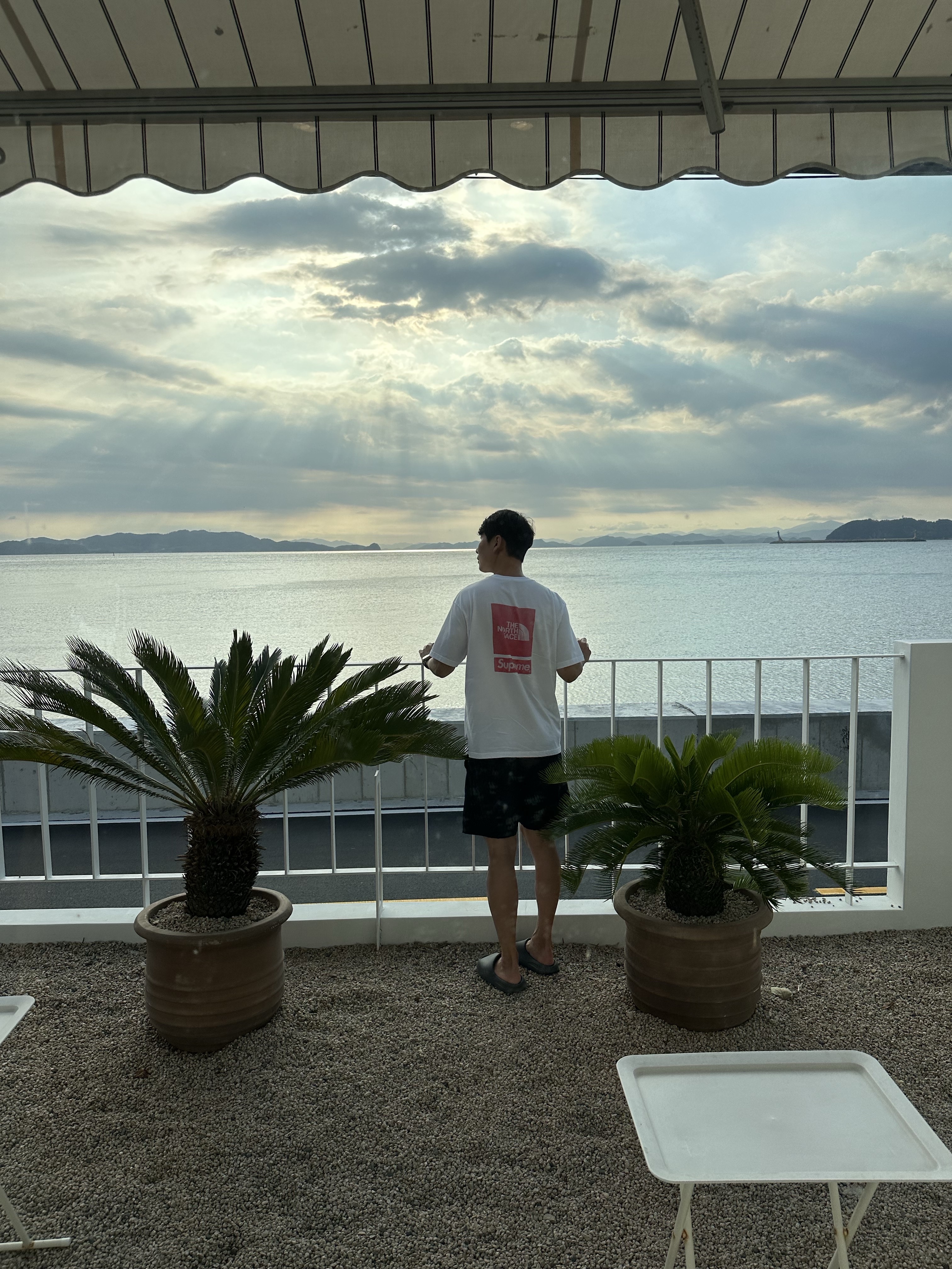 Supreme x The North Face S/S Top White - 24SS, Adidas Yeezy Slide Granite 착용 스타일 - 1