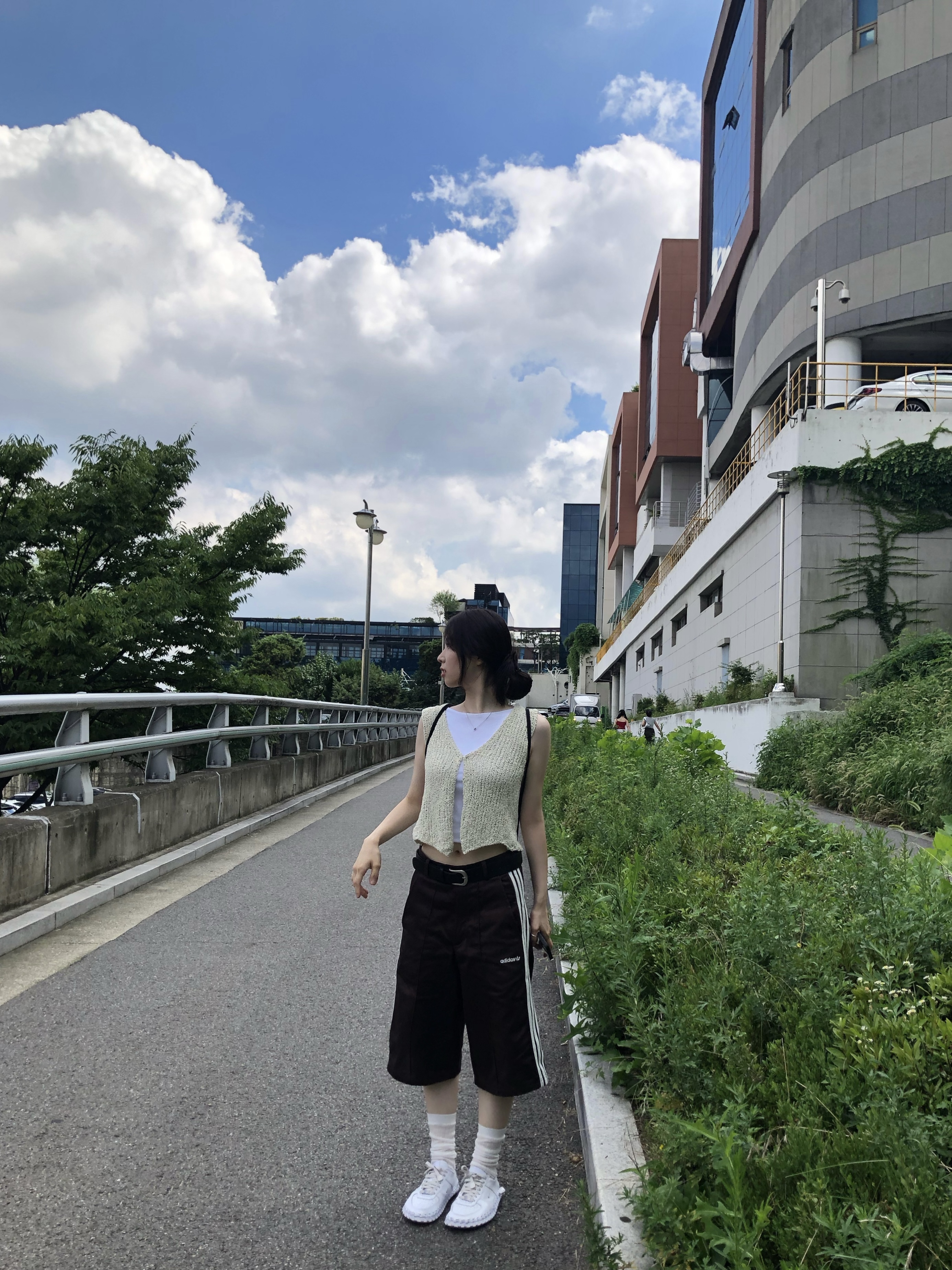 Adidas 80s Loose Buttoned 3-Stripes 11 Inch Bermuda Shorts Shadow Brown - KR Sizing, NewJeans Supernatural NJ x Murakami Drawstring Bag Ver. 착용 스타일 - 1