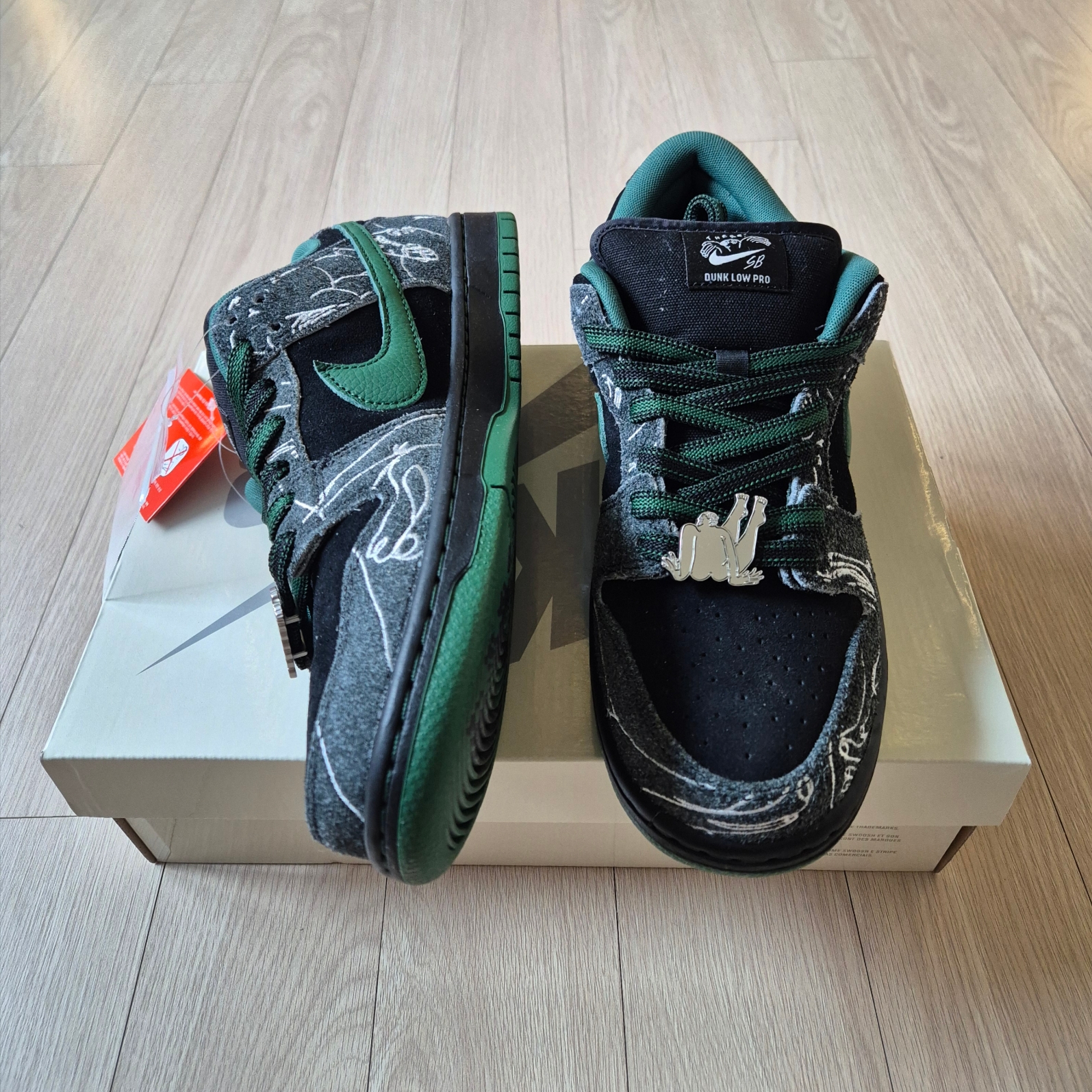 Nike x There SB Dunk Low Pro Anthracite and Gorge Green 착용 스타일 - 6