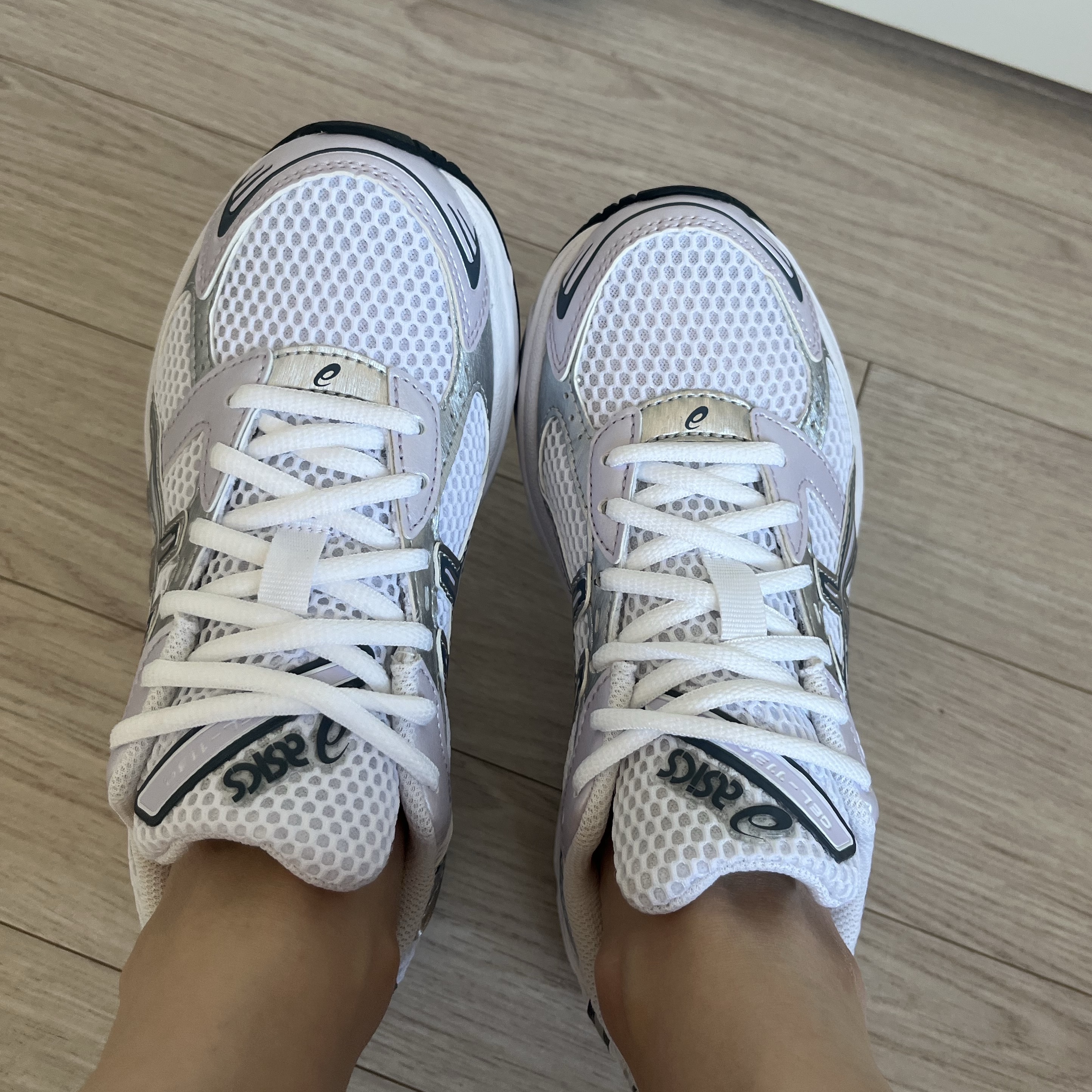 (W) Asics Gel-1130 White Faded Ash Rock 착용 스타일 - 1