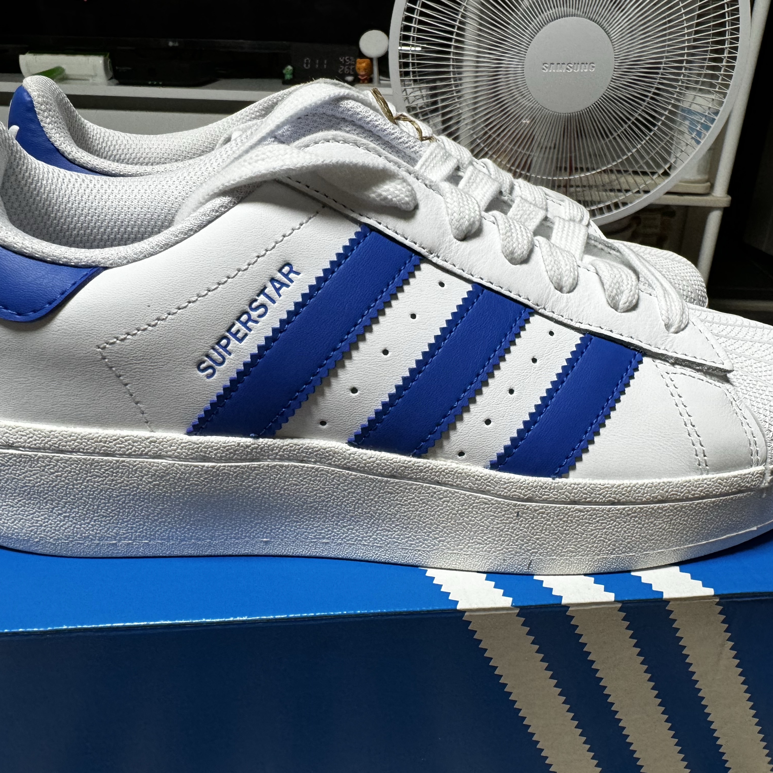 Adidas Superstar XLG Cloud White Blue 착용 스타일 - 3