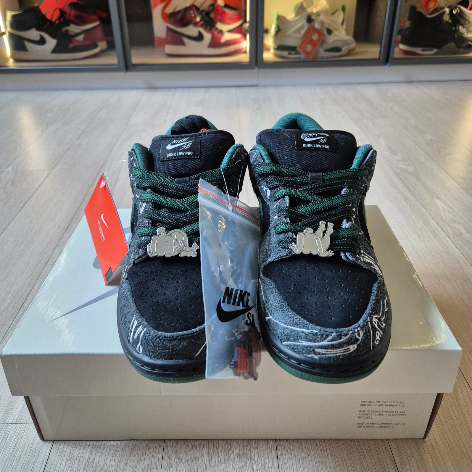 Nike x There SB Dunk Low Pro Anthracite and Gorge Green 착용 스타일 - 2