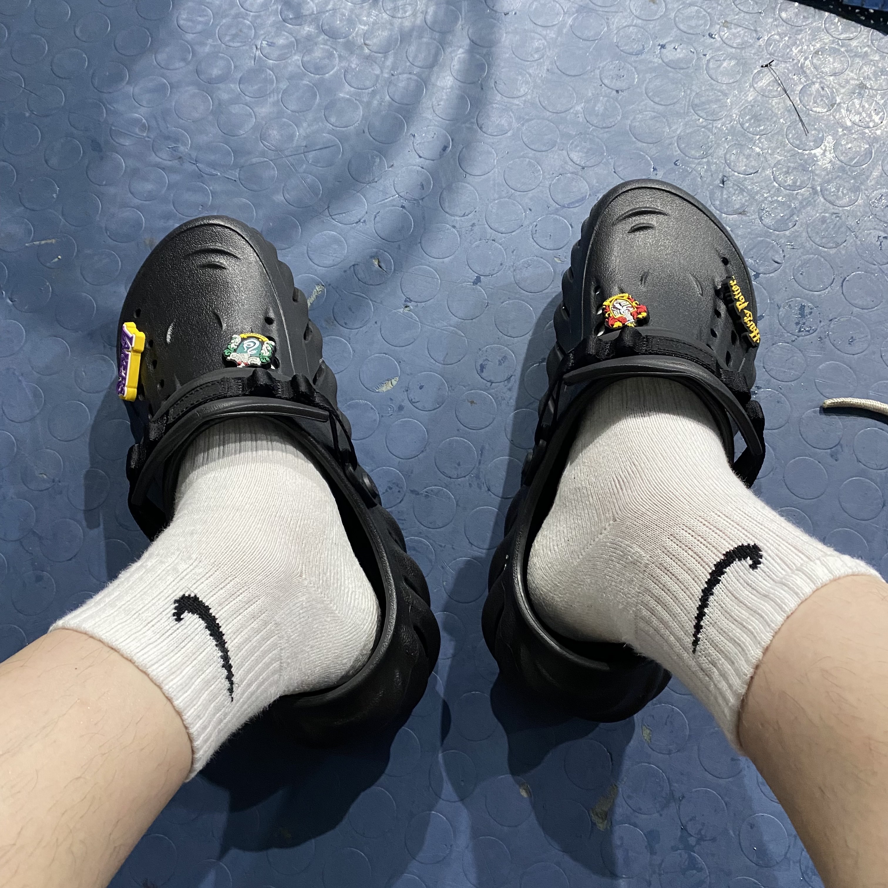 Crocs Echo Clog Black, Nike Everyday Lightweight Training Crew Socks White (3 Pack/Korean Ver.) 착용 스타일