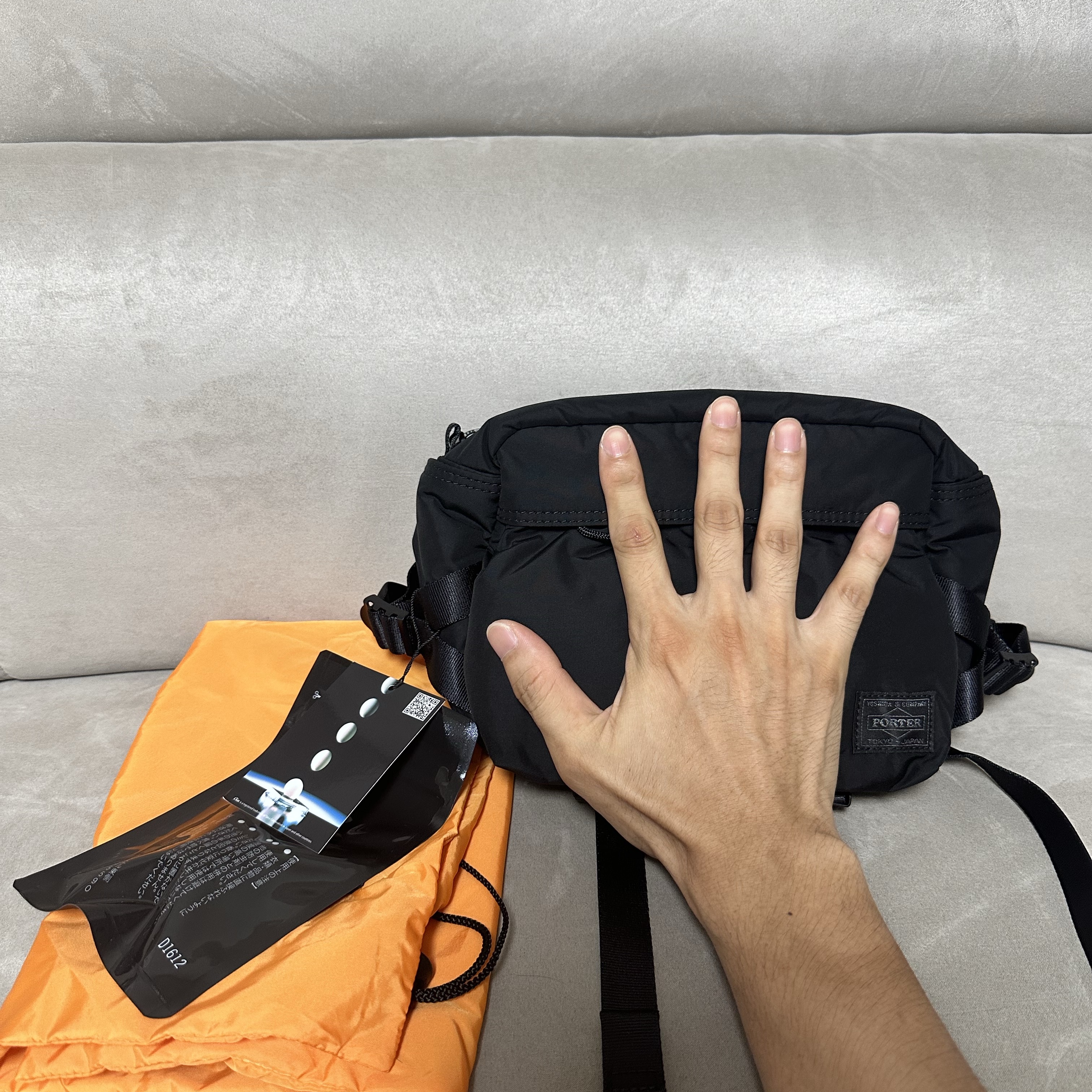 Porter Senses Shoulder Pack Black 착용 스타일 - 2
