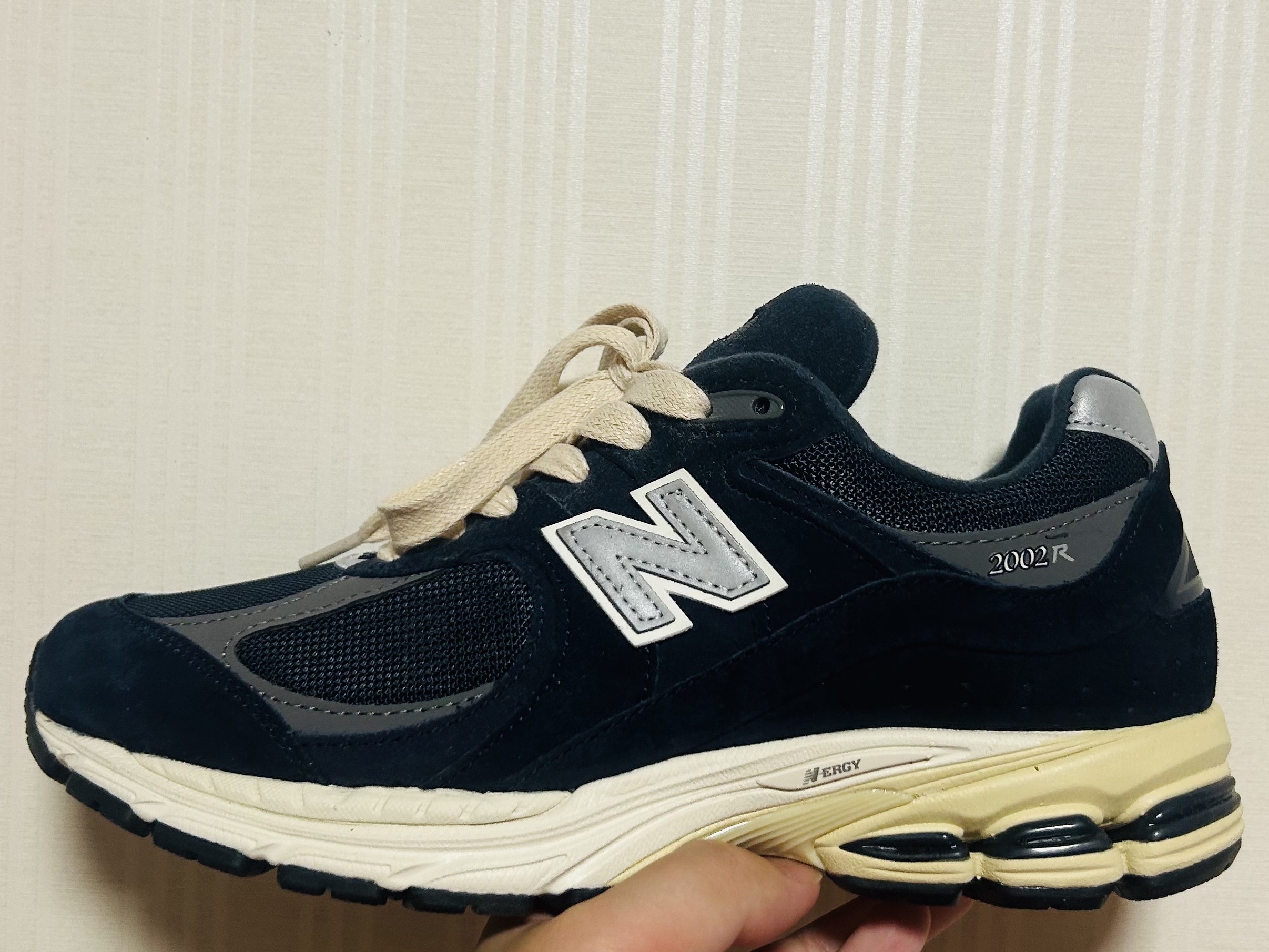 New Balance 2002R Eclipse Castlerock 착용 스타일 - 1