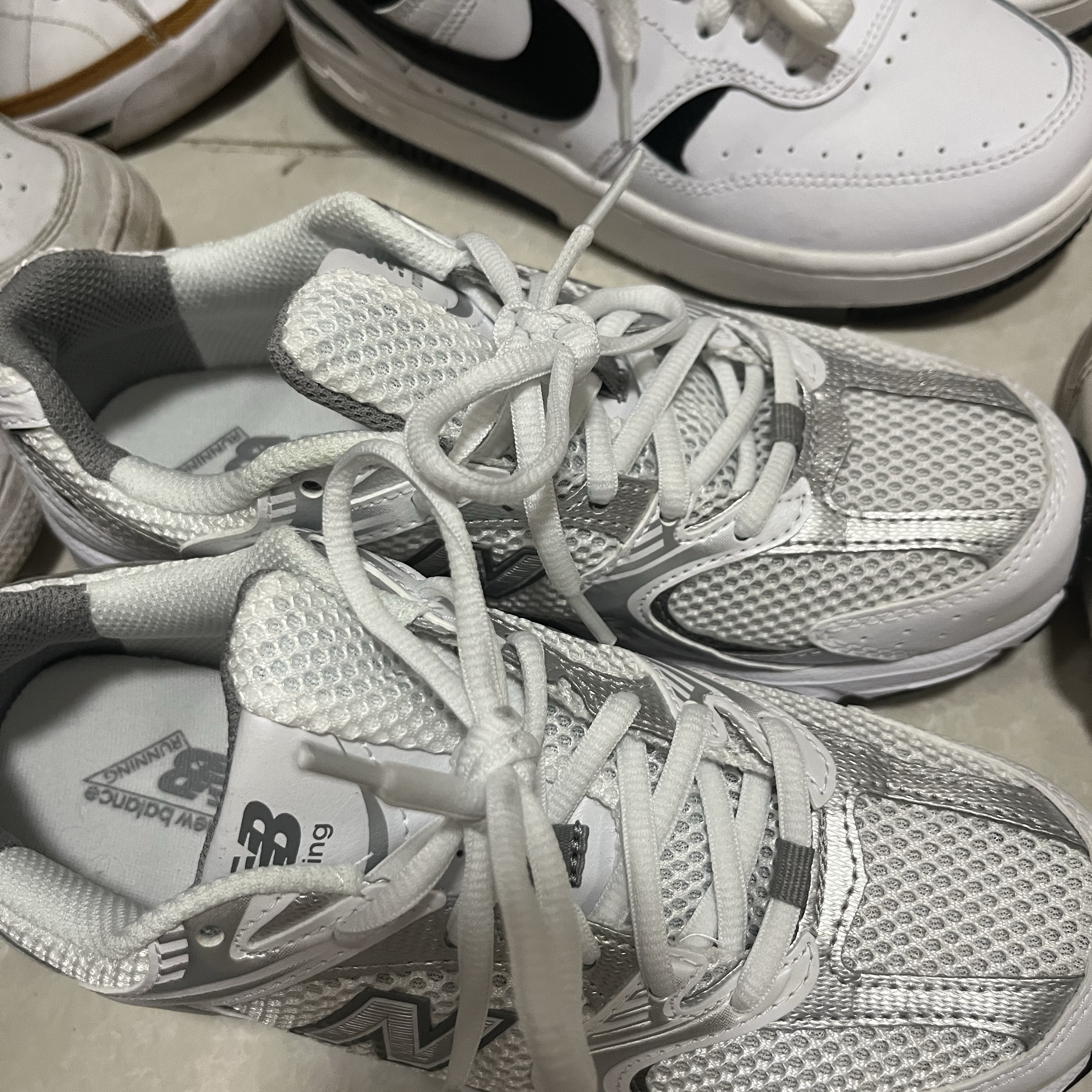 New Balance 530 White Silver 착용 스타일 - 1