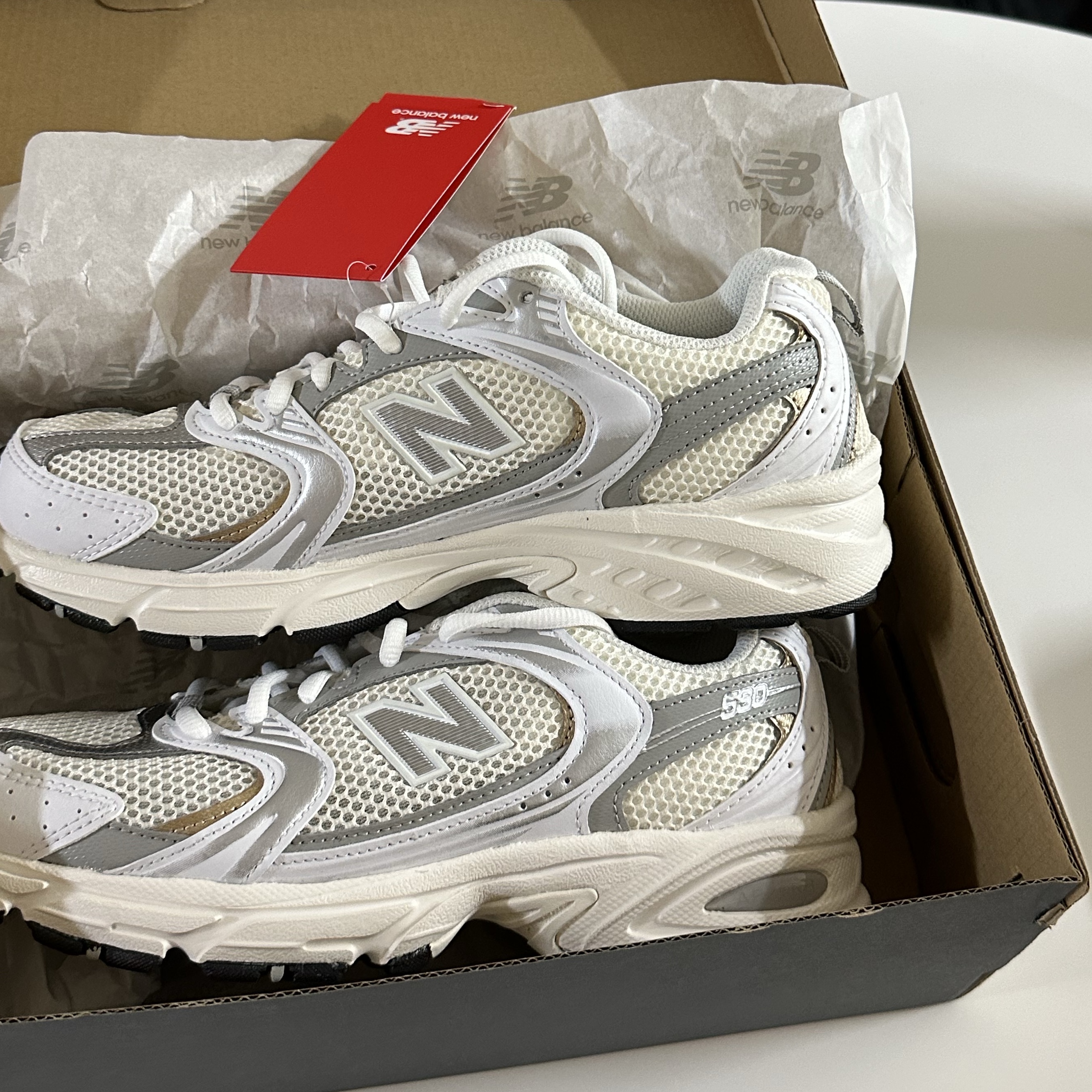 New Balance 530 Angora Cream Gold 착용 스타일