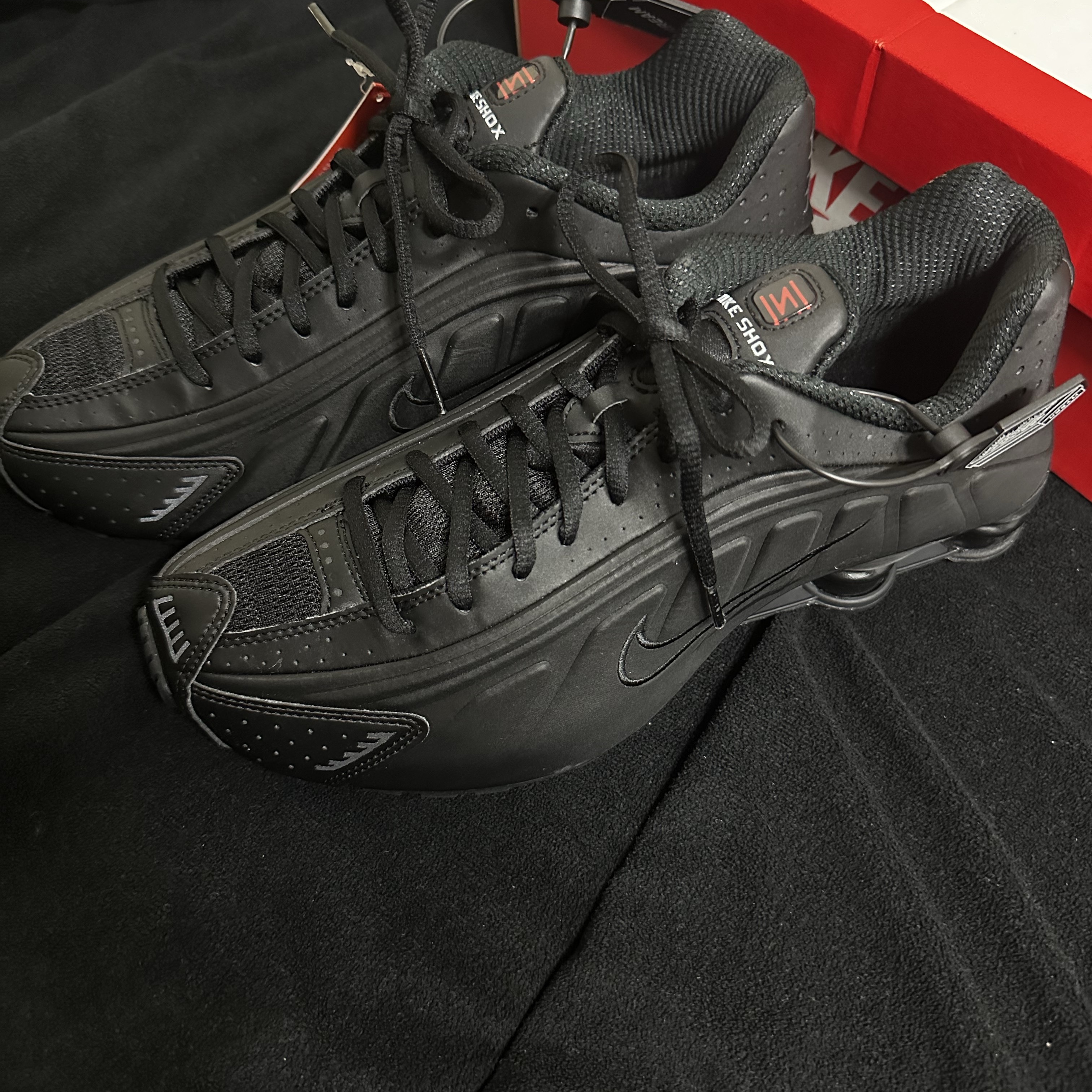 (W) Nike Shox R4 Black 착용 스타일 - 2