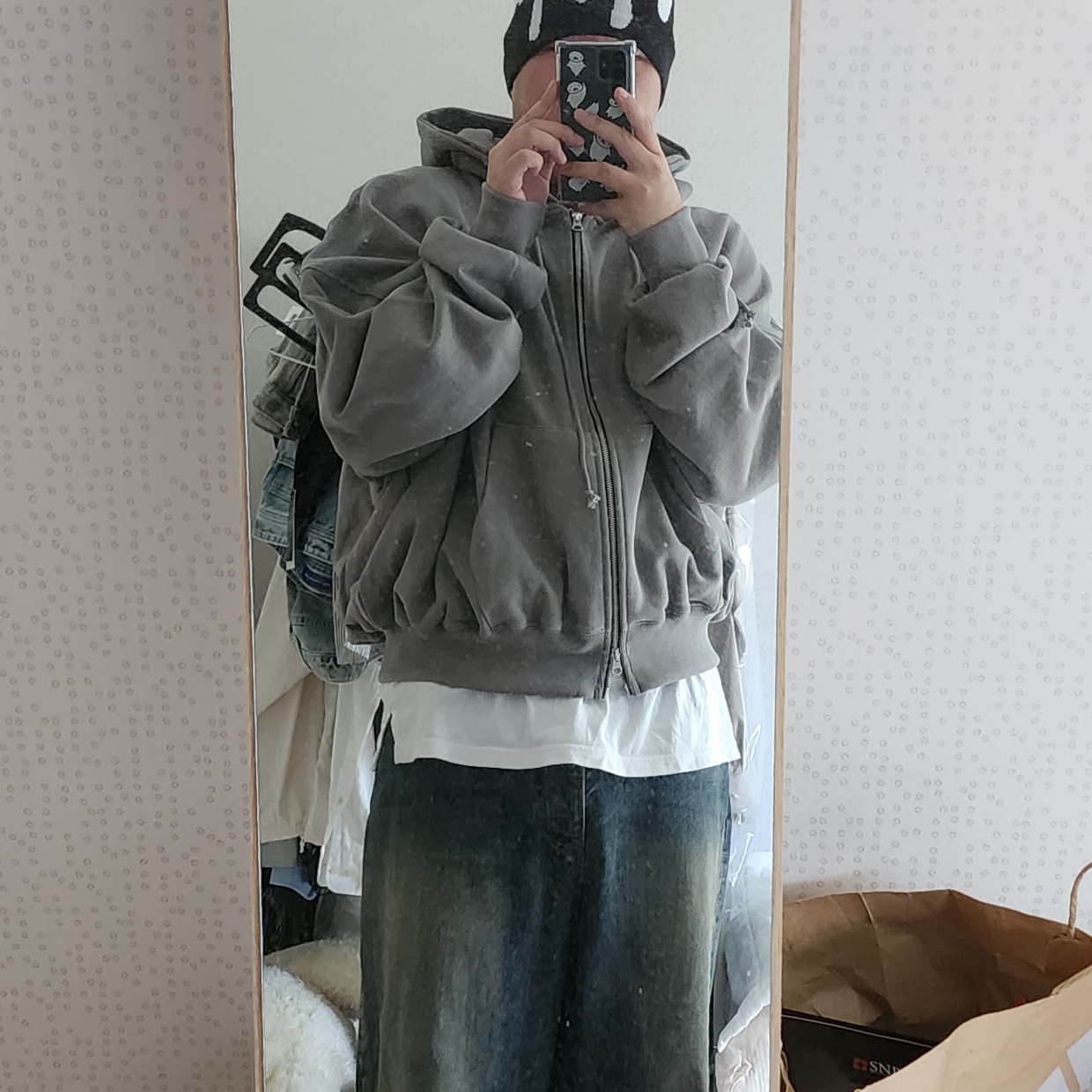 Undermycar Mu.18 Anti Fxxking Logo Play Oversized Hood Zip-up Tan, Undermycar Mu.26 Anti Fxxking Logo Play Brush Washed Wide Jeans Oil Blue 착용 스타일 - 1