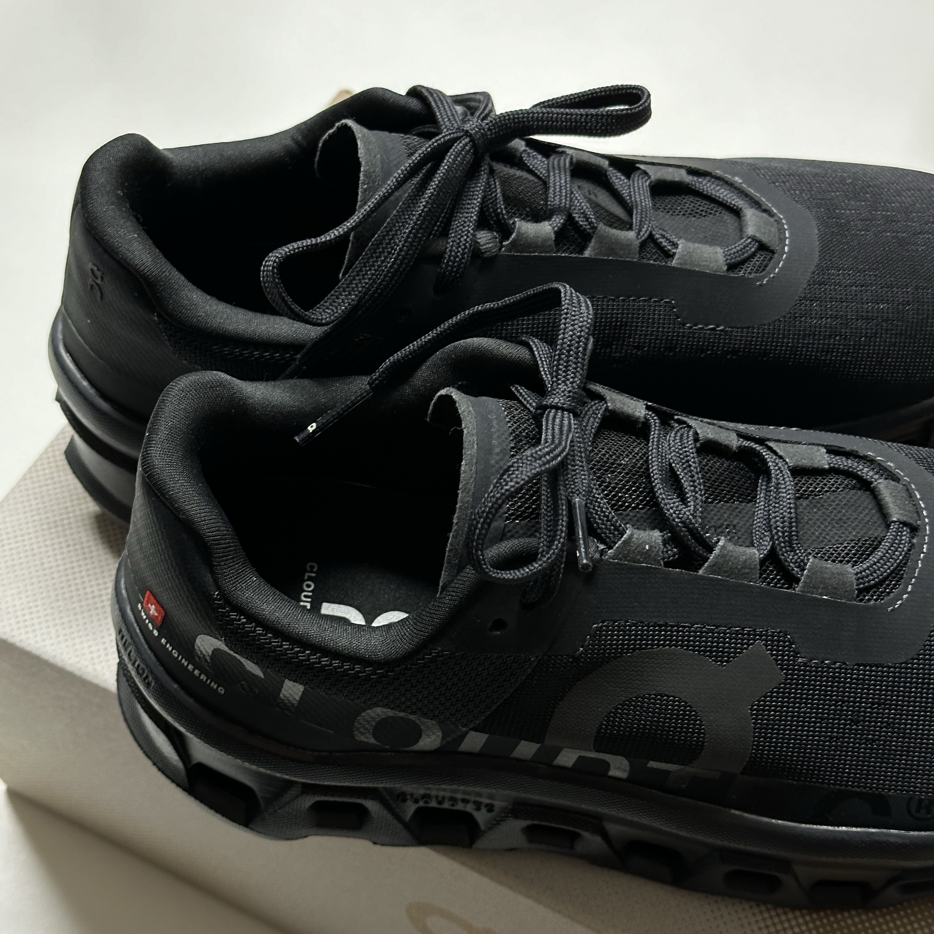 On Running Cloudmonster All Black 착용 스타일
