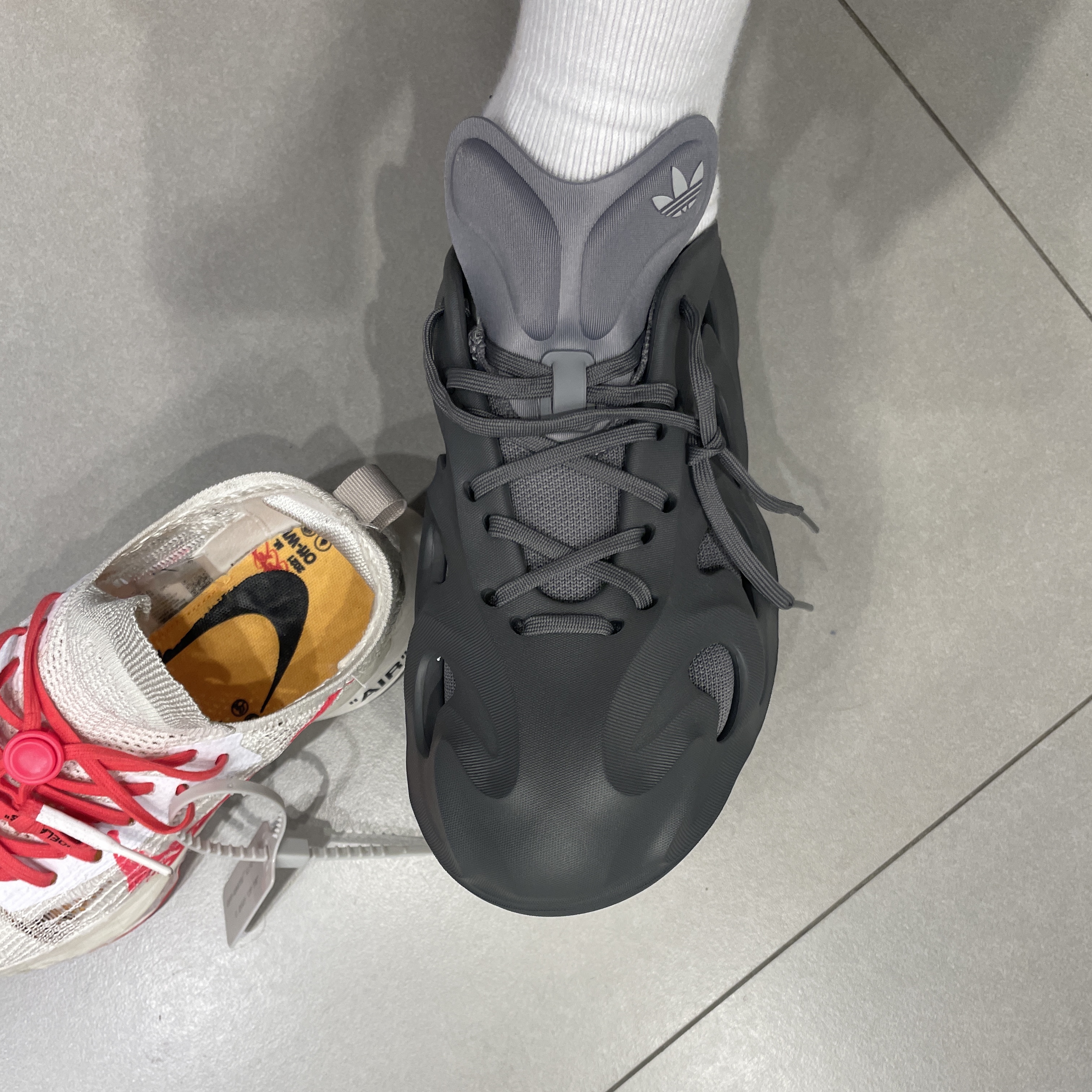 Nike x Off-White Air Zoom Tempo Next% Solar Red, Adidas Adifom Q Grey 착용 스타일