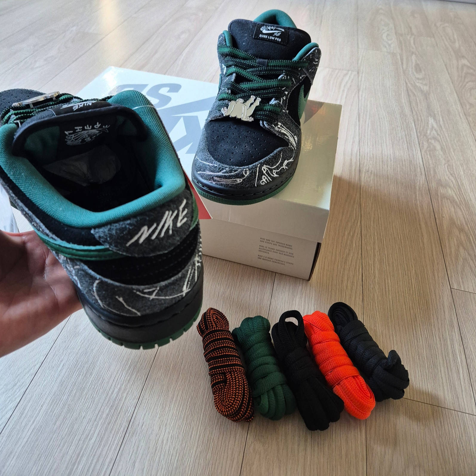 Nike x There SB Dunk Low Pro Anthracite and Gorge Green 착용 스타일 - 8