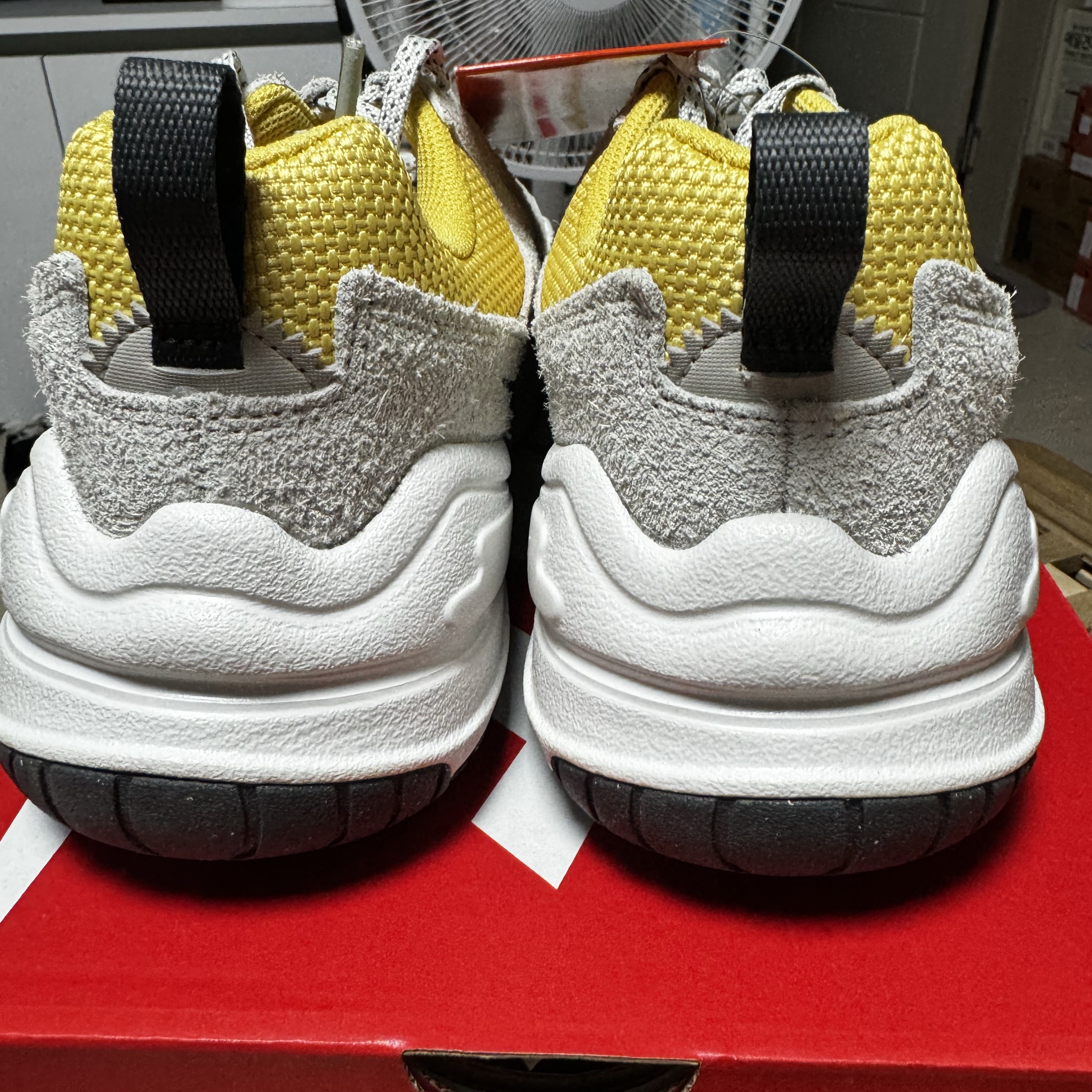 Nike Tech Hera Saturn Gold Light Bone 착용 스타일 - 5