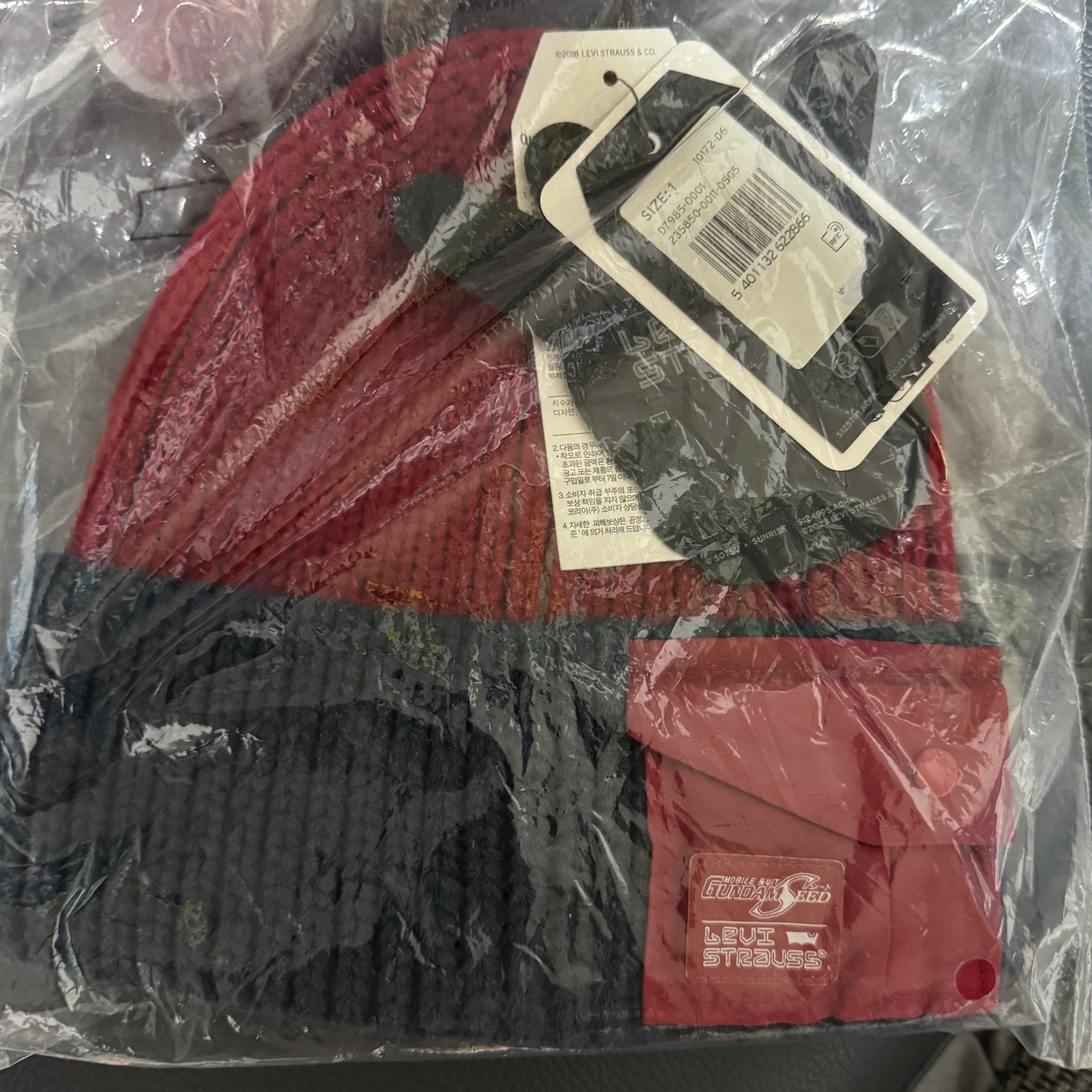 Levi's x Gundam Seed Utility Beanie Freedom Red Kira Blue 착용 스타일