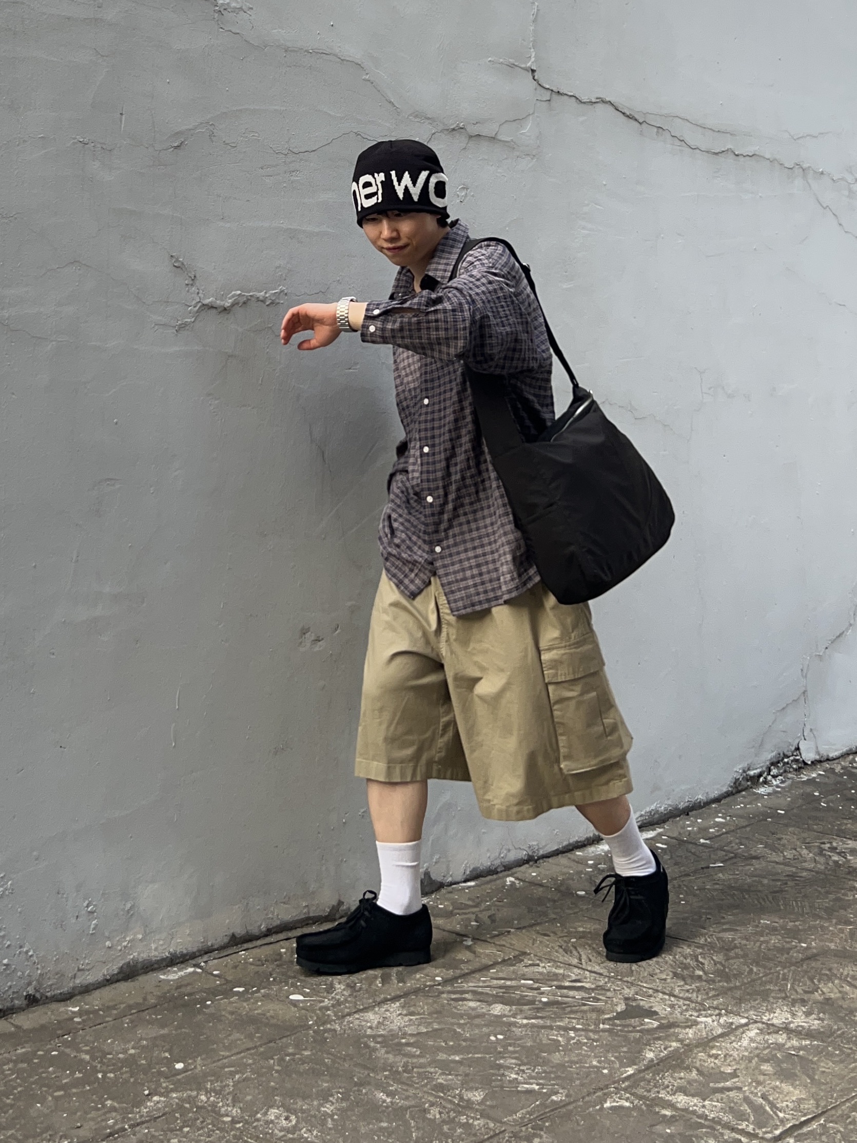 Clarks Wallabee Black Suede, Netherworld Fish Eye Beanie Black 착용 스타일 - 3