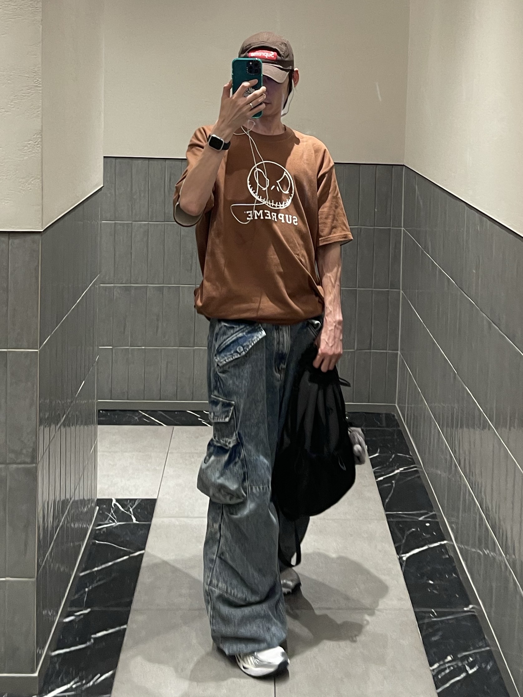 (W) Asics Gel-Kayano 14 White Midnight, Supreme Skeleton T-Shirt Brown - 23FW 착용 스타일 - 3