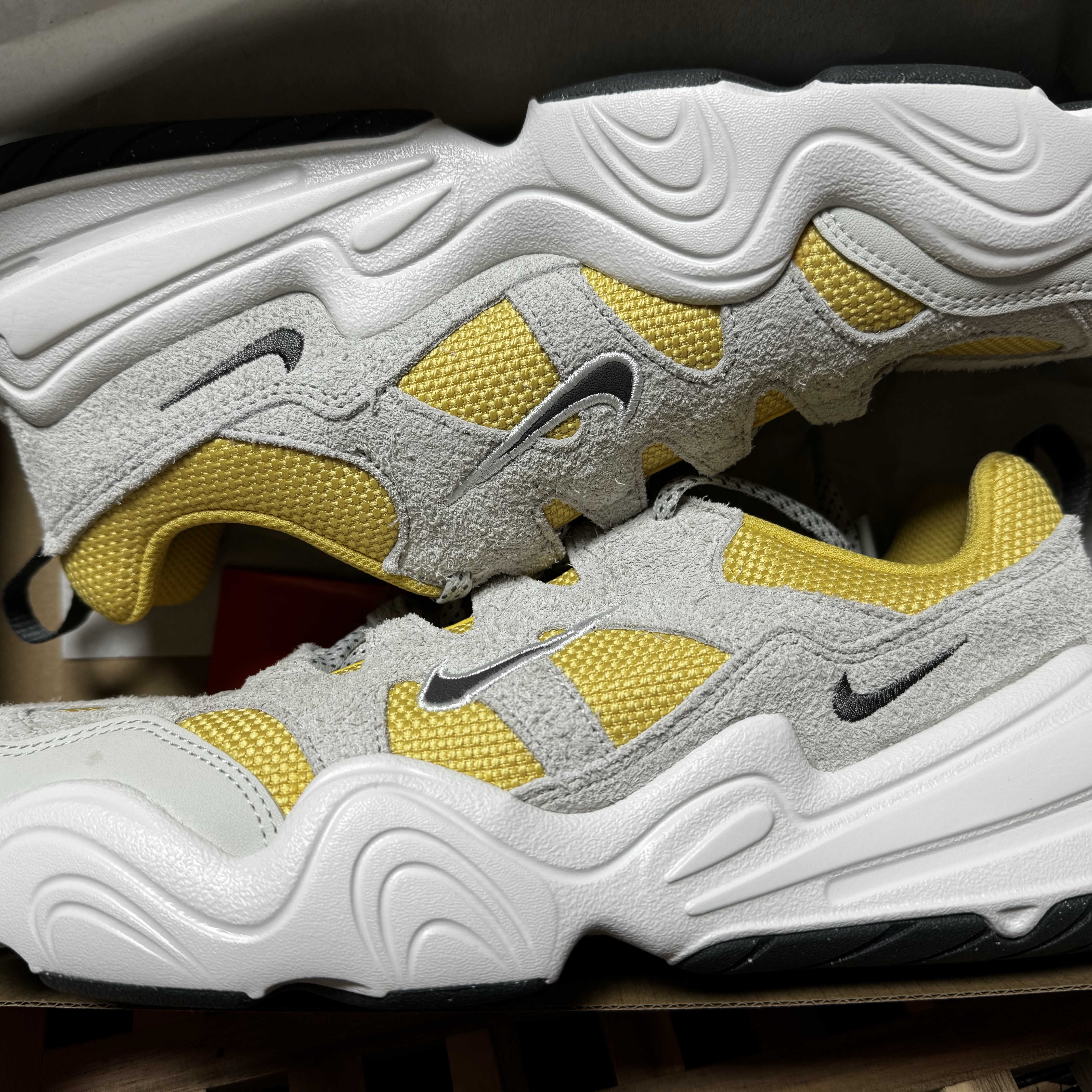 Nike Tech Hera Saturn Gold Light Bone 착용 스타일 - 4