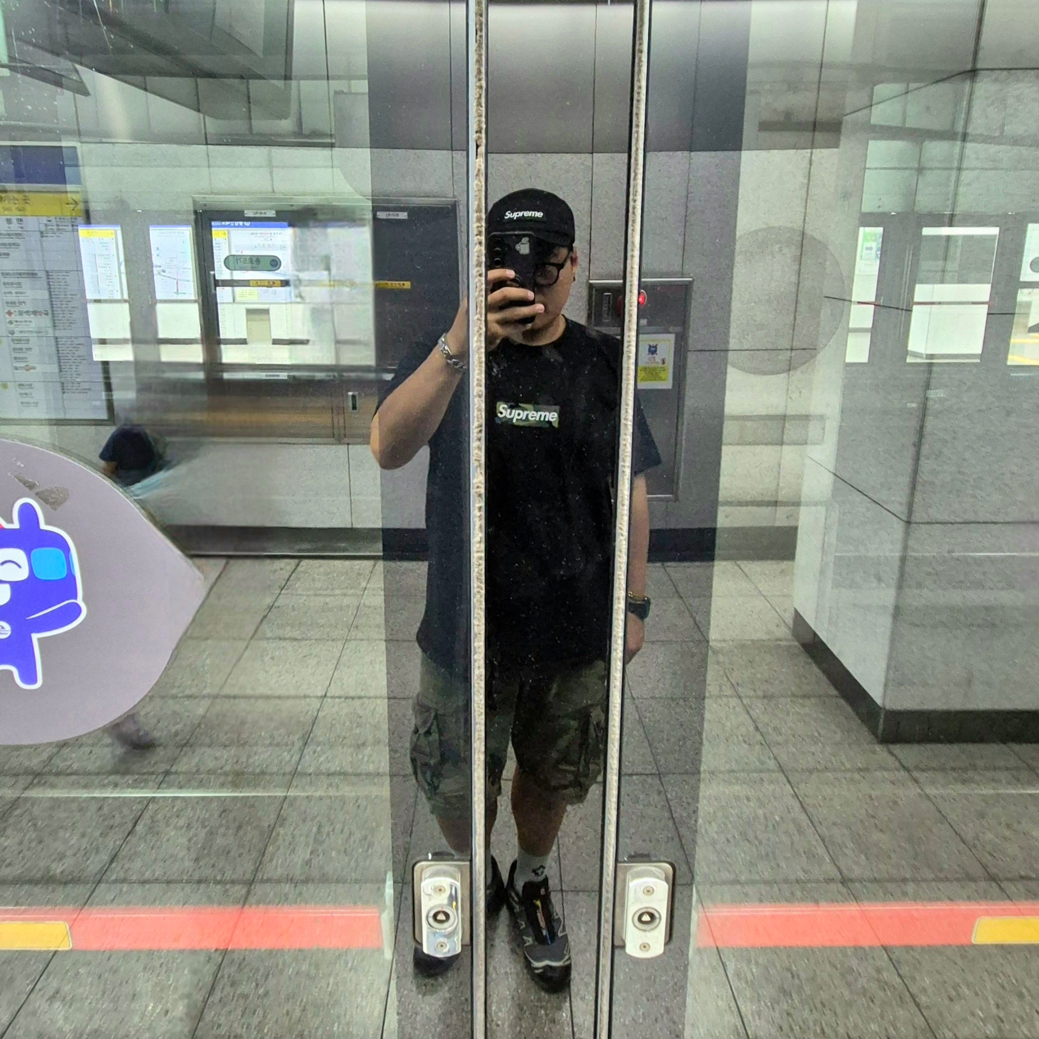 Supreme Mesh Cordura Camp Cap Black - 23SS, Supreme Box Logo T-Shirt Black - 23FW 착용 스타일 - 1