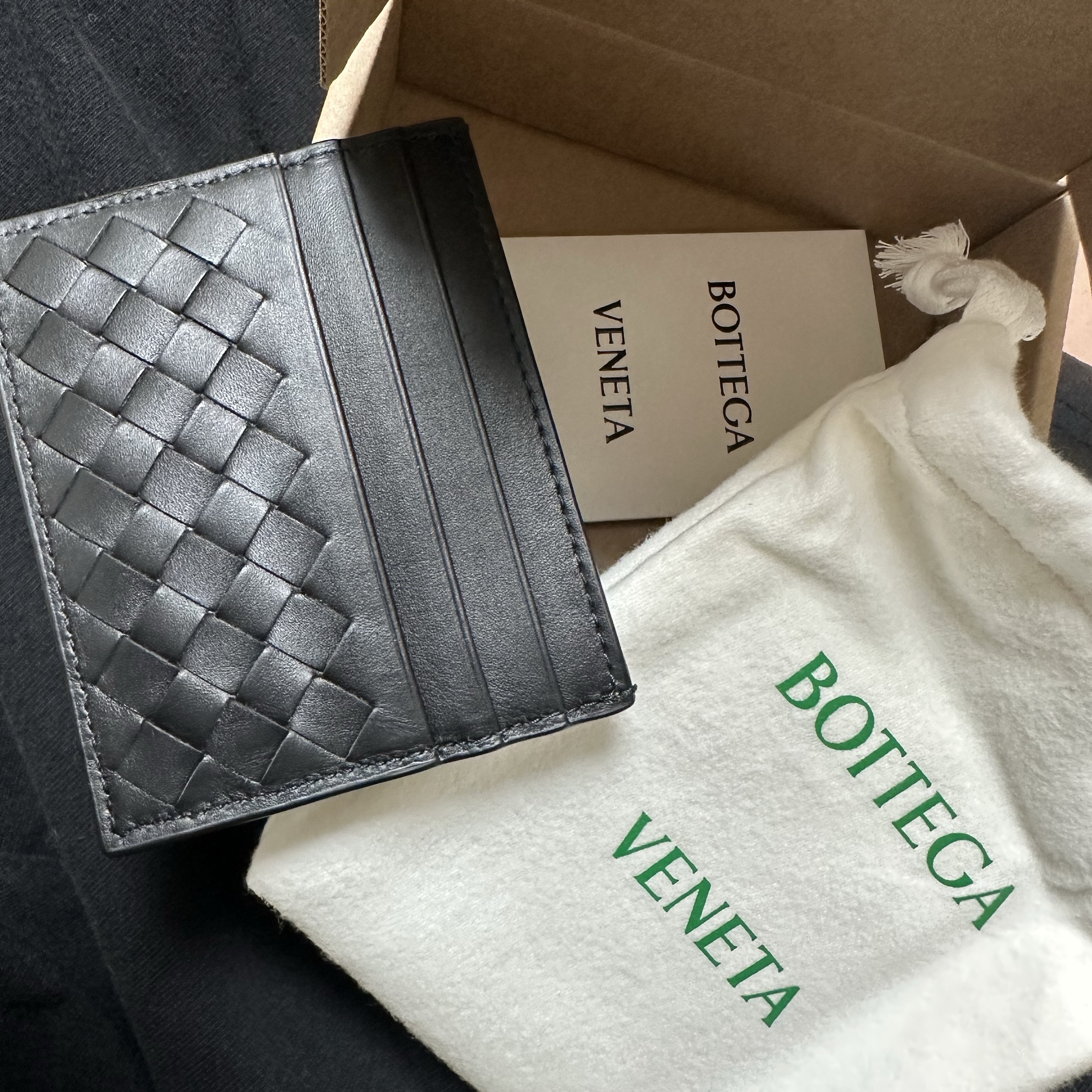 Bottega Veneta Credit Card Case Black 착용 스타일