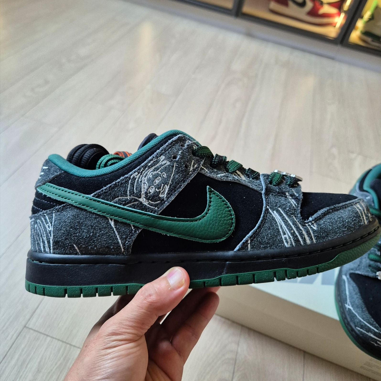 Nike x There SB Dunk Low Pro Anthracite and Gorge Green 착용 스타일 - 7