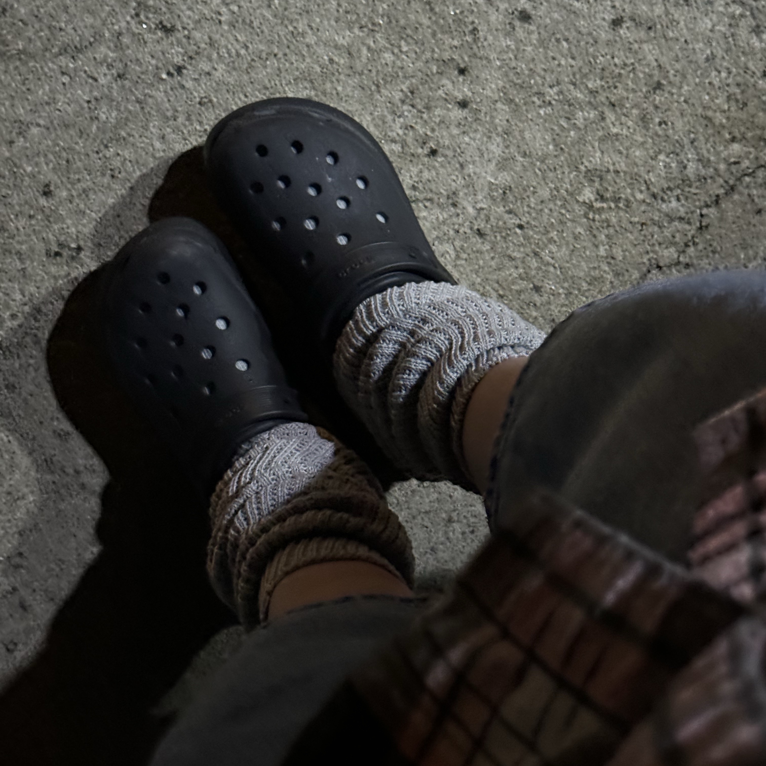 Crocs Classic Crush Clog Black 착용 스타일 - 2